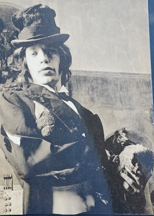 Portrait de Mick Jagger avec une poule sous son bras - tirage ayant été plastifié et signé par Michael Joseph