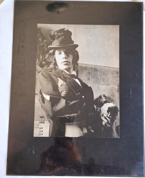 Portrait de Mick Jagger avec une poule sous son bras - tirage ayant été plastifié et signé par Michael Joseph