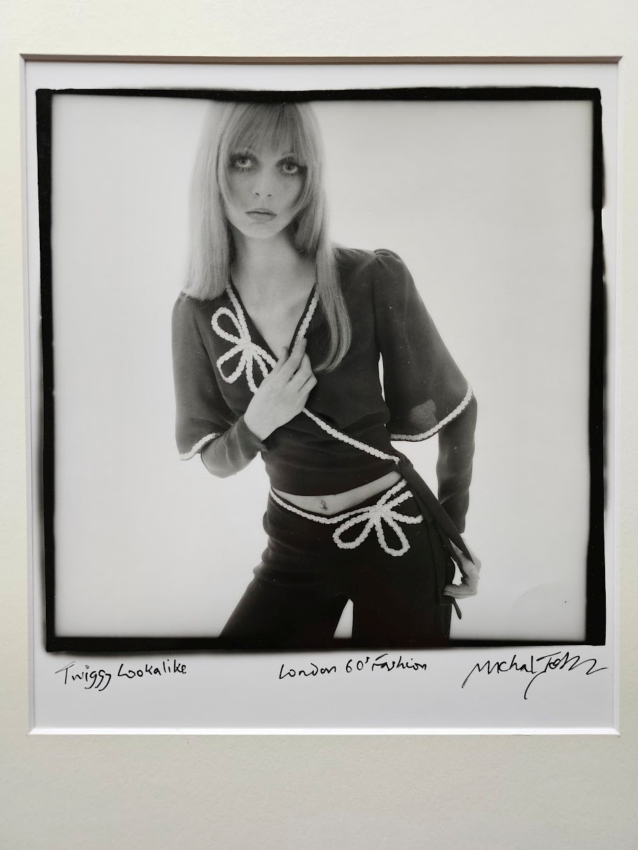 Sosie de la mannequin Twiggy touchant son haut, grands yeux bruns, par Michael Joseph
