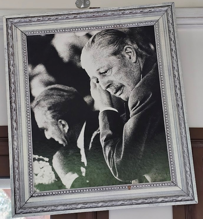 Harold Macmillan, premier ministre britannique, portrait de l'homme détendu par Michael Joseph dans vieux cadre repatiné