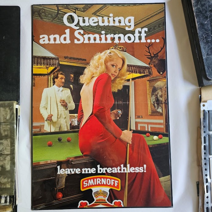 Publicité pour Smirnoff - affiche plastifiée, photo femme sur table billards par Michael Joseph
