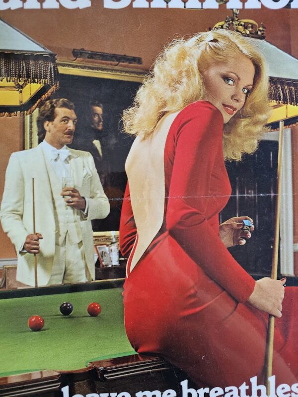 Publicité pour Smirnoff - affiche plastifiée, photo femme sur table billards par Michael Joseph