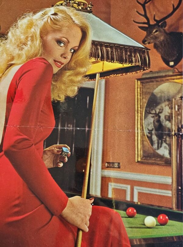 Publicité pour Smirnoff - affiche plastifiée, photo femme sur table billards par Michael Joseph