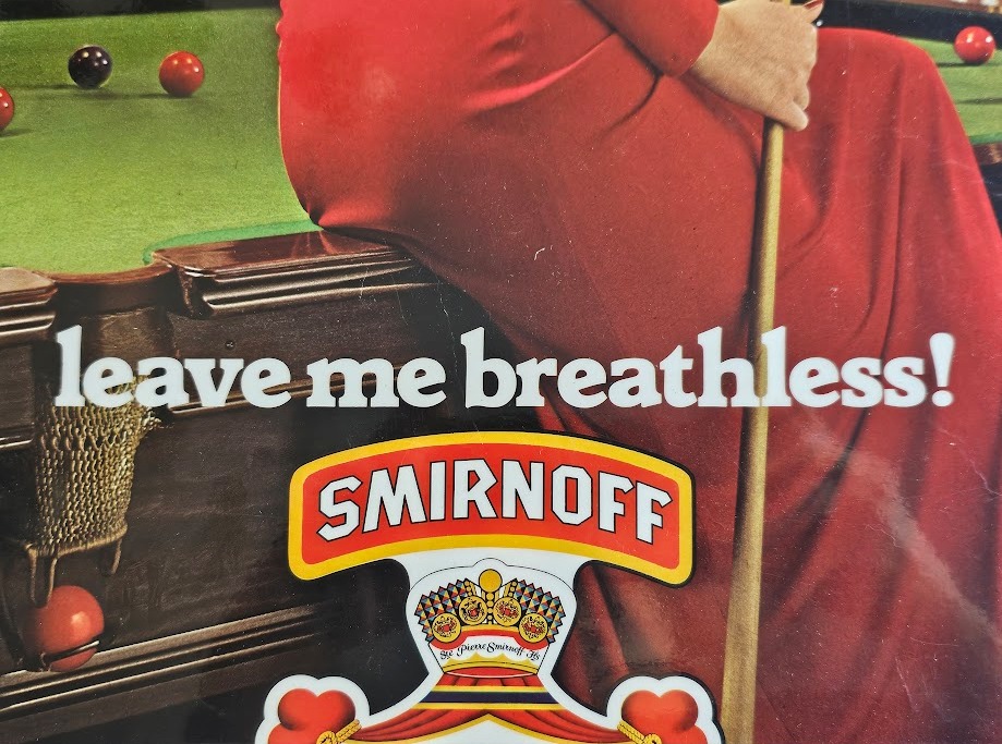 Publicité pour Smirnoff - affiche plastifiée, photo femme sur table billards par Michael Joseph
