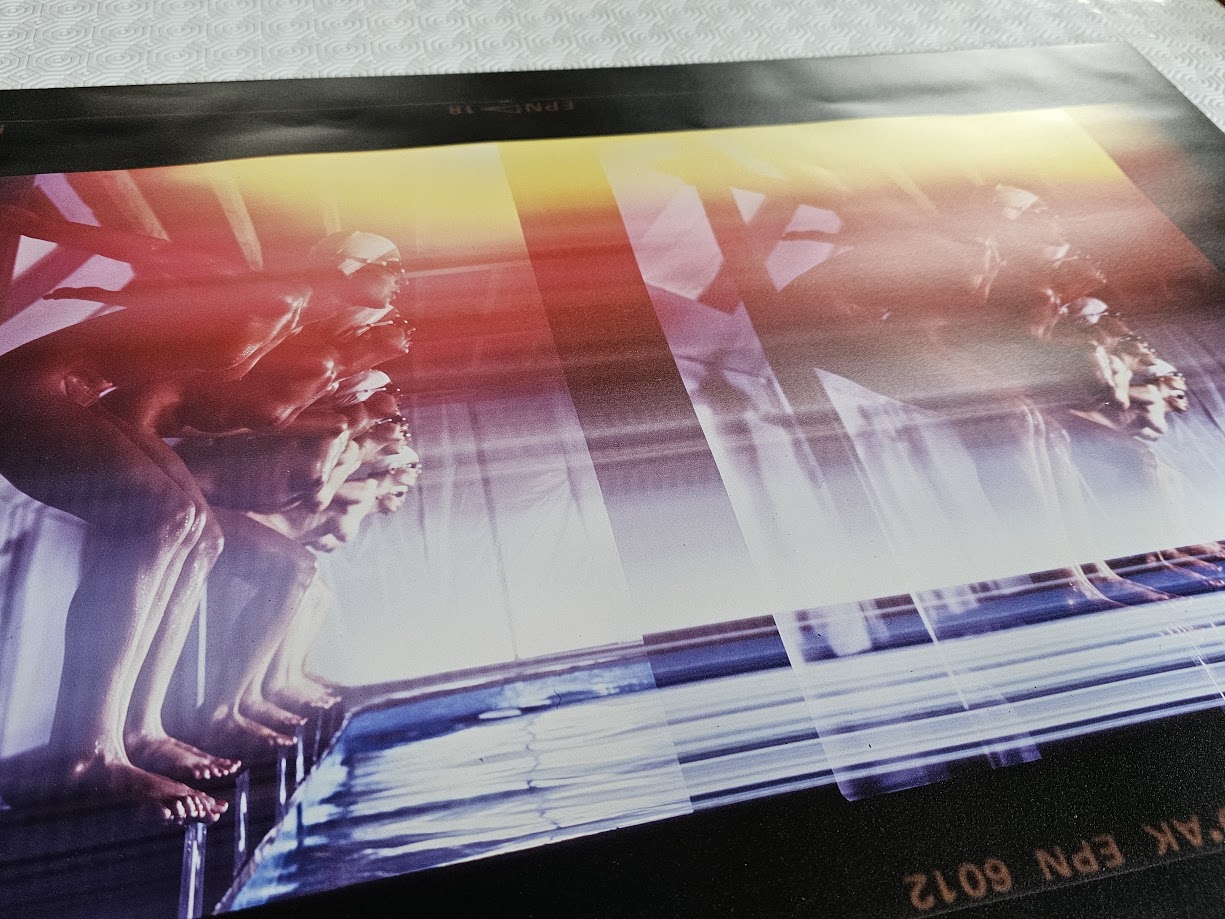 Les femmes de la piscine prêtes à plonger, photo multicolore à double action - affiche d'après une transparence originale de Michael Joseph