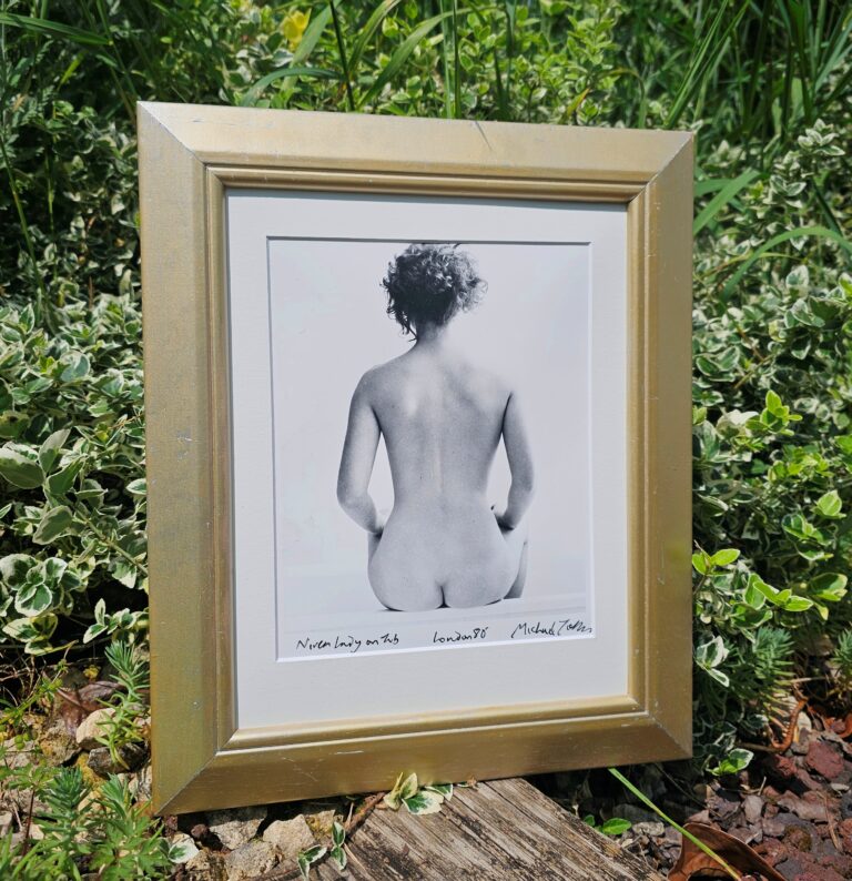 Nivea assise sur la baignoire – vue de dos de femme nue, à la manière du Violon d’Ingres de Man Ray peut-être, tirage argentique vintage unique