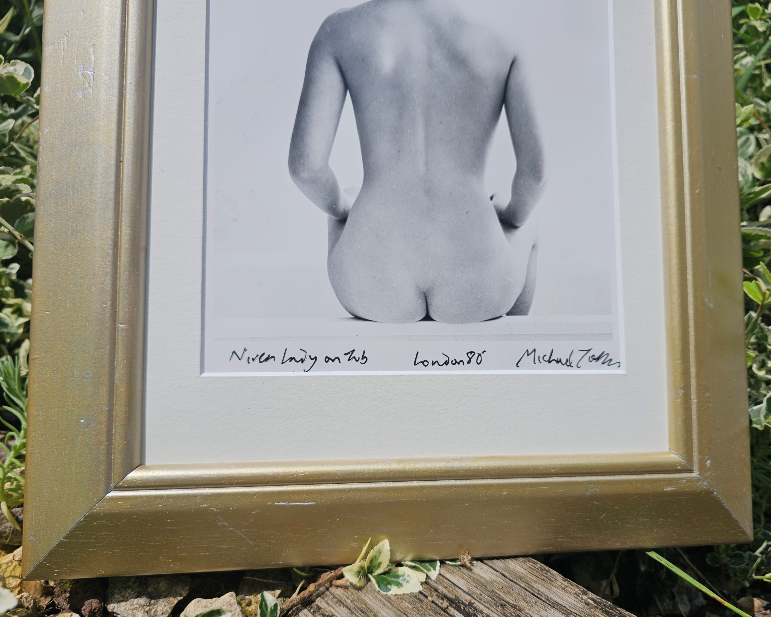 Nivea assise sur la baignoire – vue de dos de femme nue, à la manière du Violon d’Ingres de Man Ray peut-être, tirage argentique vintage unique