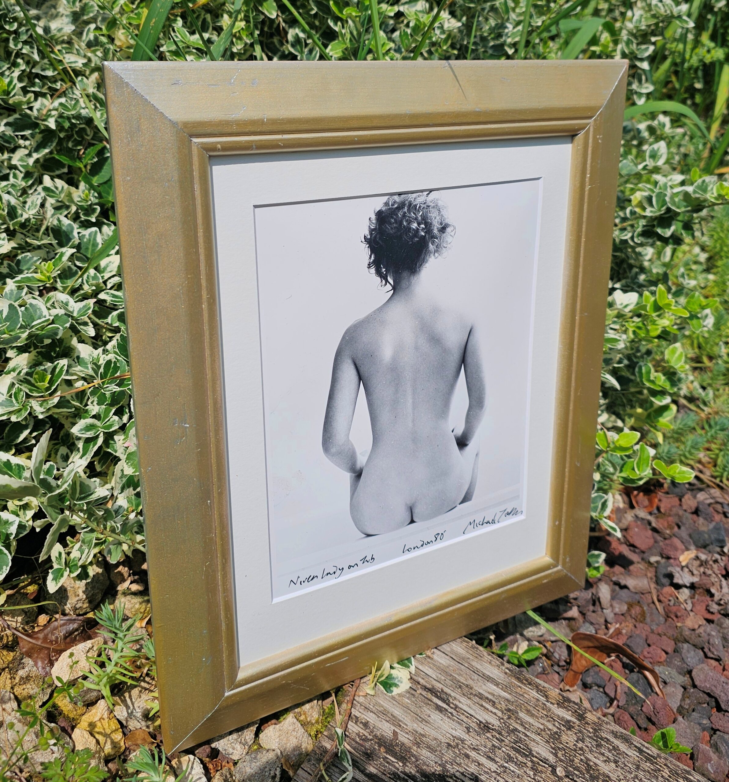 Nivea assise sur la baignoire – vue de dos de femme nue, à la manière du Violon d’Ingres de Man Ray peut-être, tirage argentique vintage unique