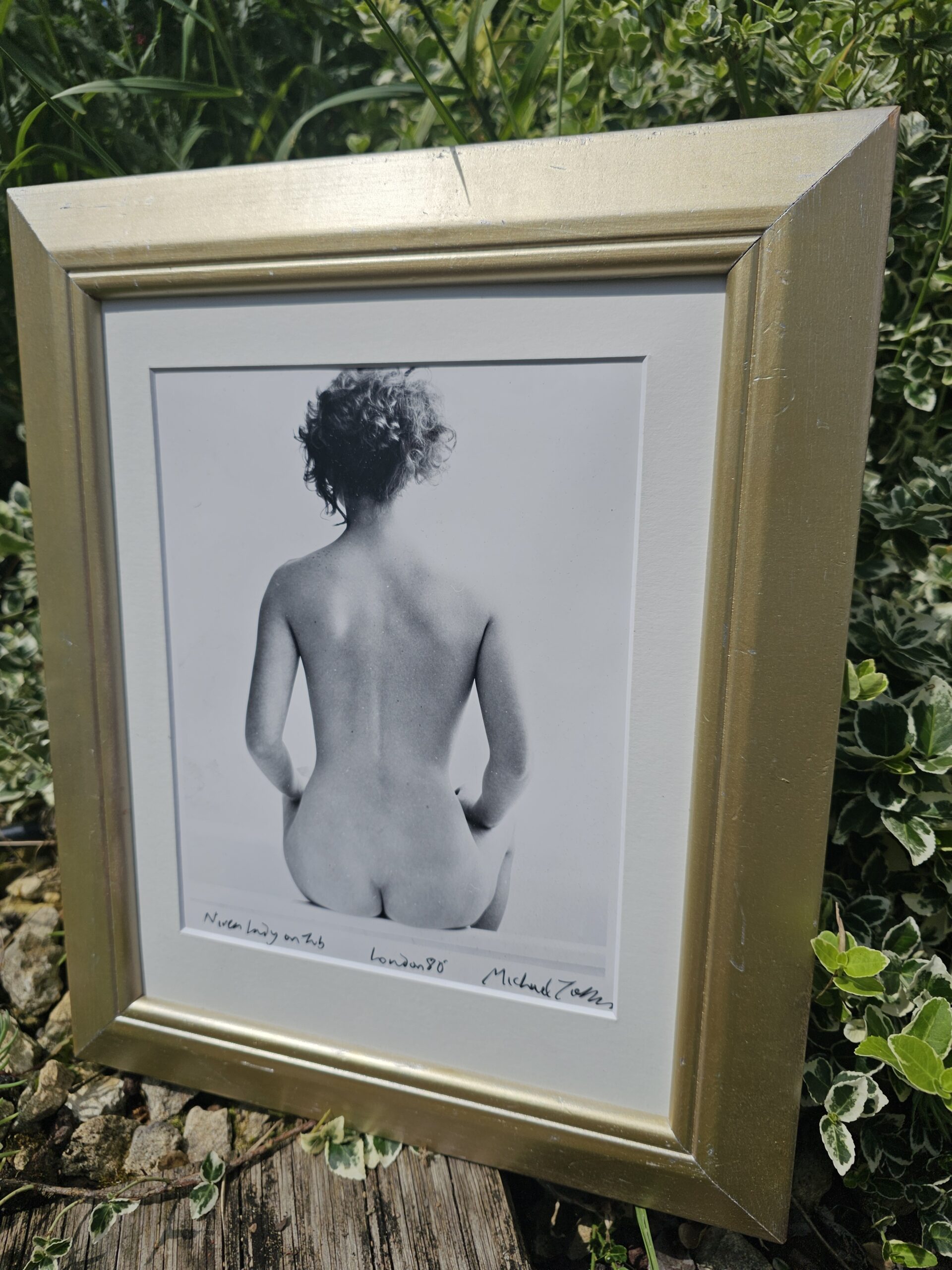 Nivea assise sur la baignoire – vue de dos de femme nue, à la manière du Violon d’Ingres de Man Ray peut-être, tirage argentique vintage unique