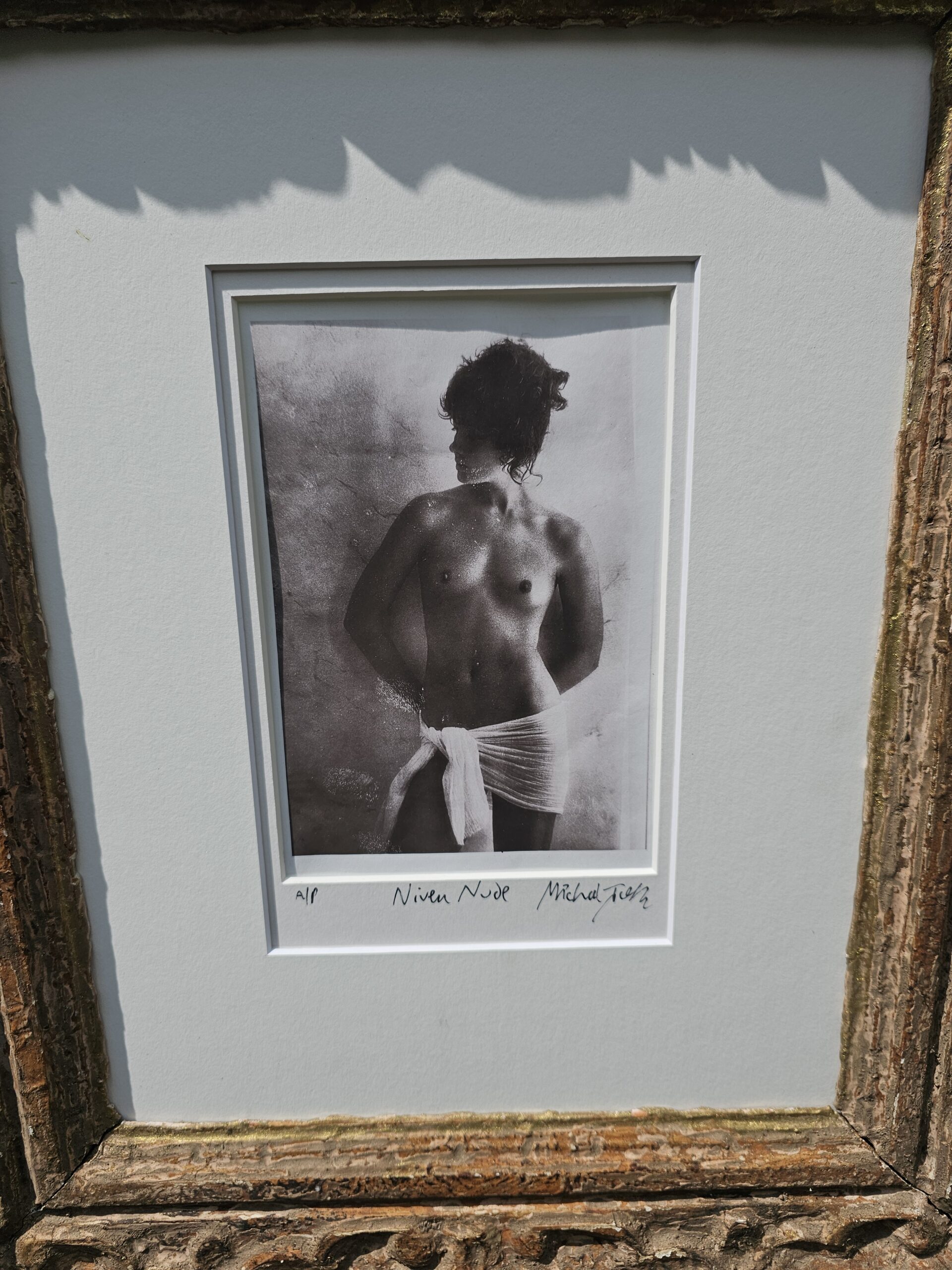 Nivea – modèle de face, adossée au mur, poitrine dévoilée Serviette transparente nouée à la taille Photographie issue de la série « Nivea désormais en pot » par Michael Joseph