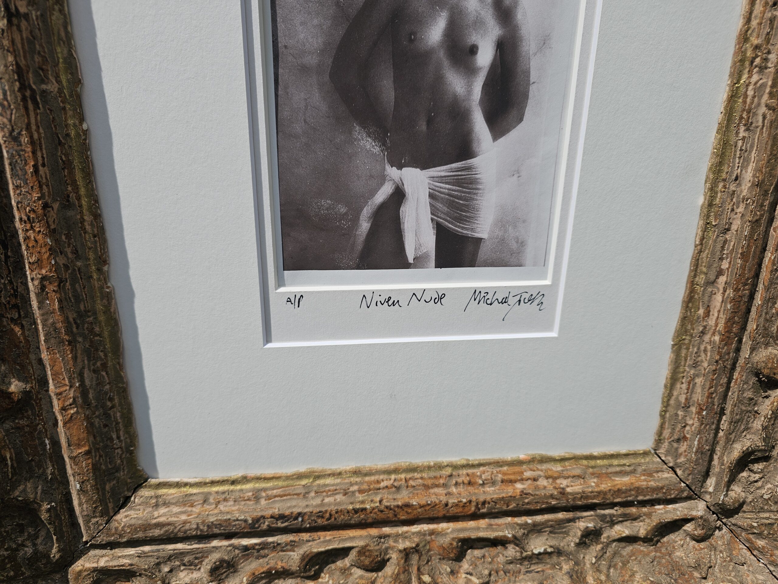 Nivea – modèle de face, adossée au mur, poitrine dévoilée Serviette transparente nouée à la taille Photographie issue de la série « Nivea désormais en pot » par Michael Joseph