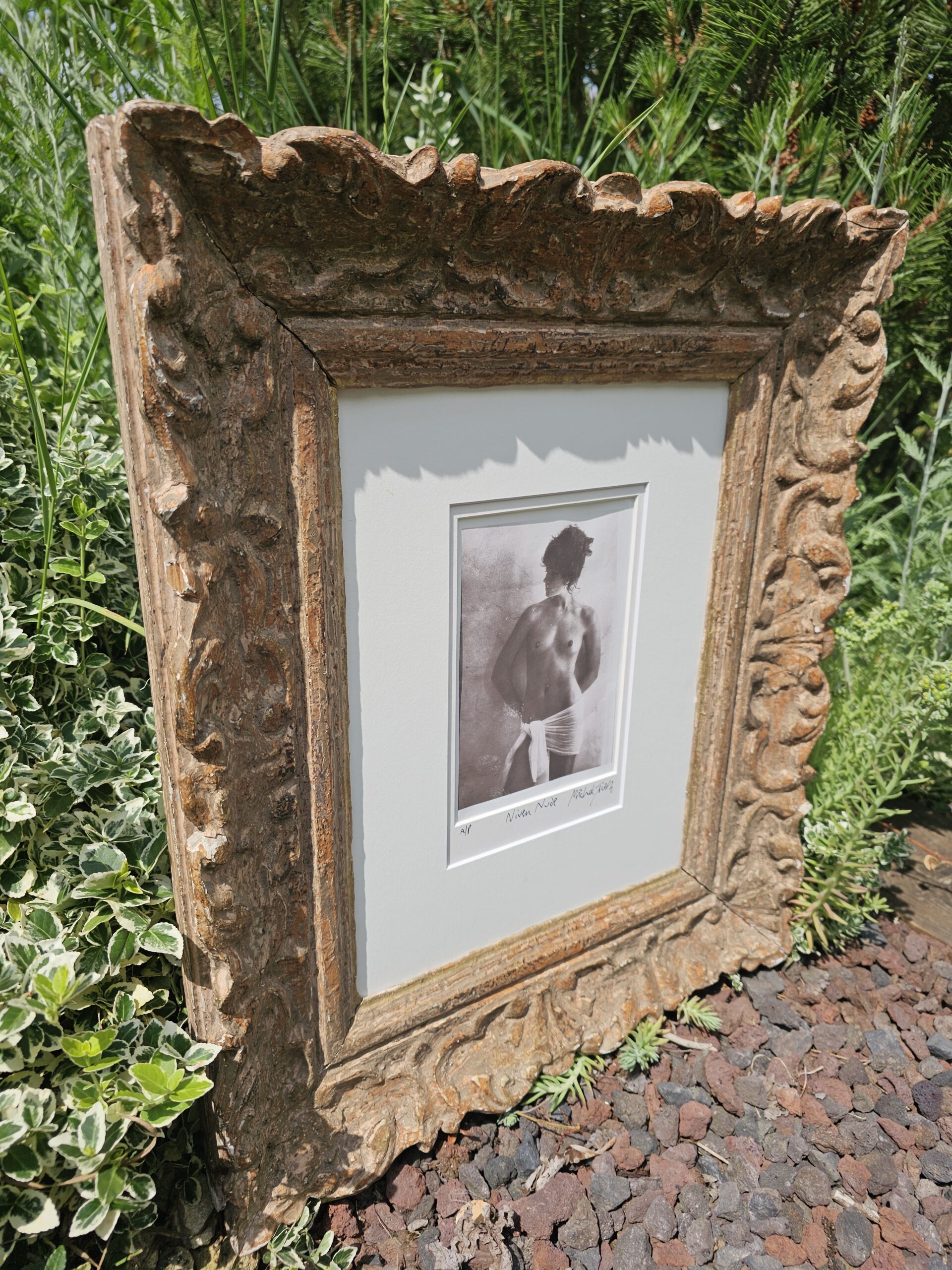 Nivea – modèle de face, adossée au mur, poitrine dévoilée Serviette transparente nouée à la taille Photographie issue de la série « Nivea désormais en pot » par Michael Joseph