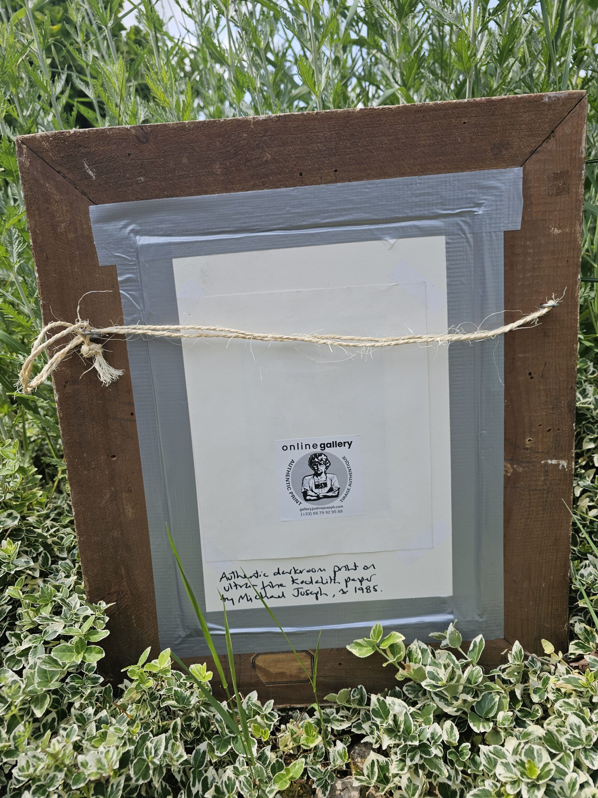 Nivea – modèle de face, adossée au mur, poitrine dévoilée Serviette transparente nouée à la taille Photographie issue de la série « Nivea désormais en pot » par Michael Joseph