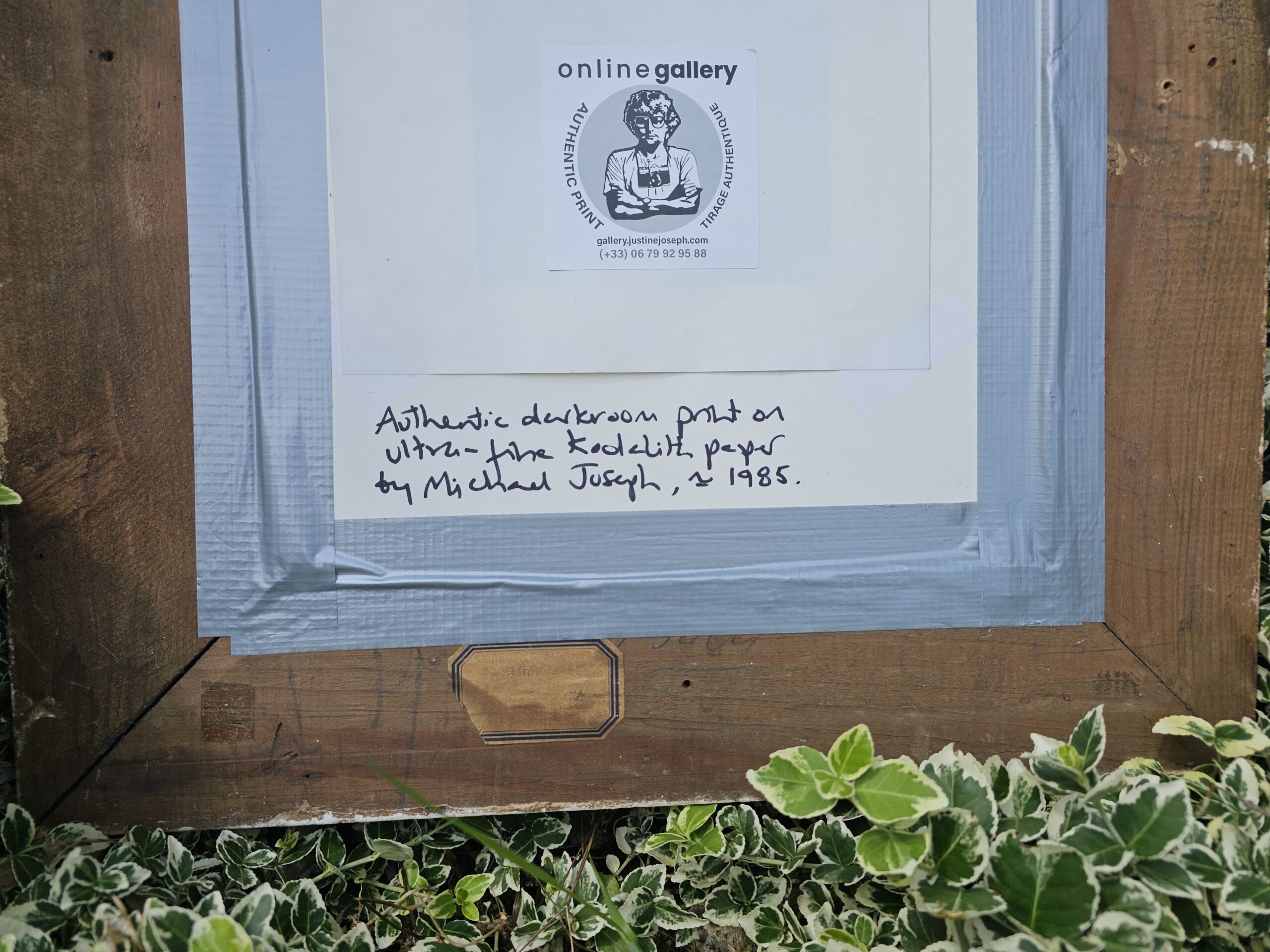 Nivea – modèle de face, adossée au mur, poitrine dévoilée Serviette transparente nouée à la taille Photographie issue de la série « Nivea désormais en pot » par Michael Joseph