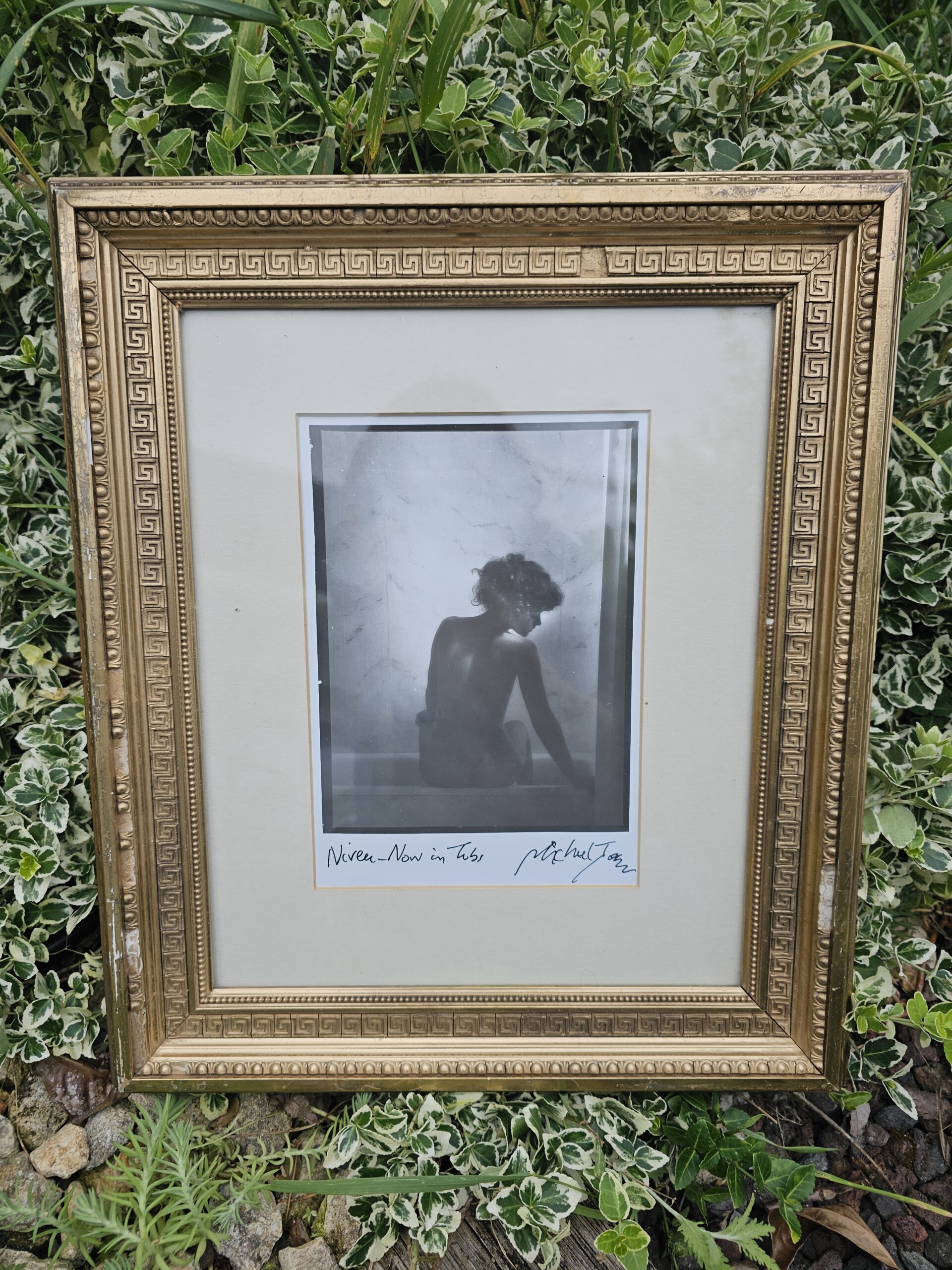 Nivea épreuve d'artiste, femme nue assise sur le bord de la baignoire par Michael Joseph