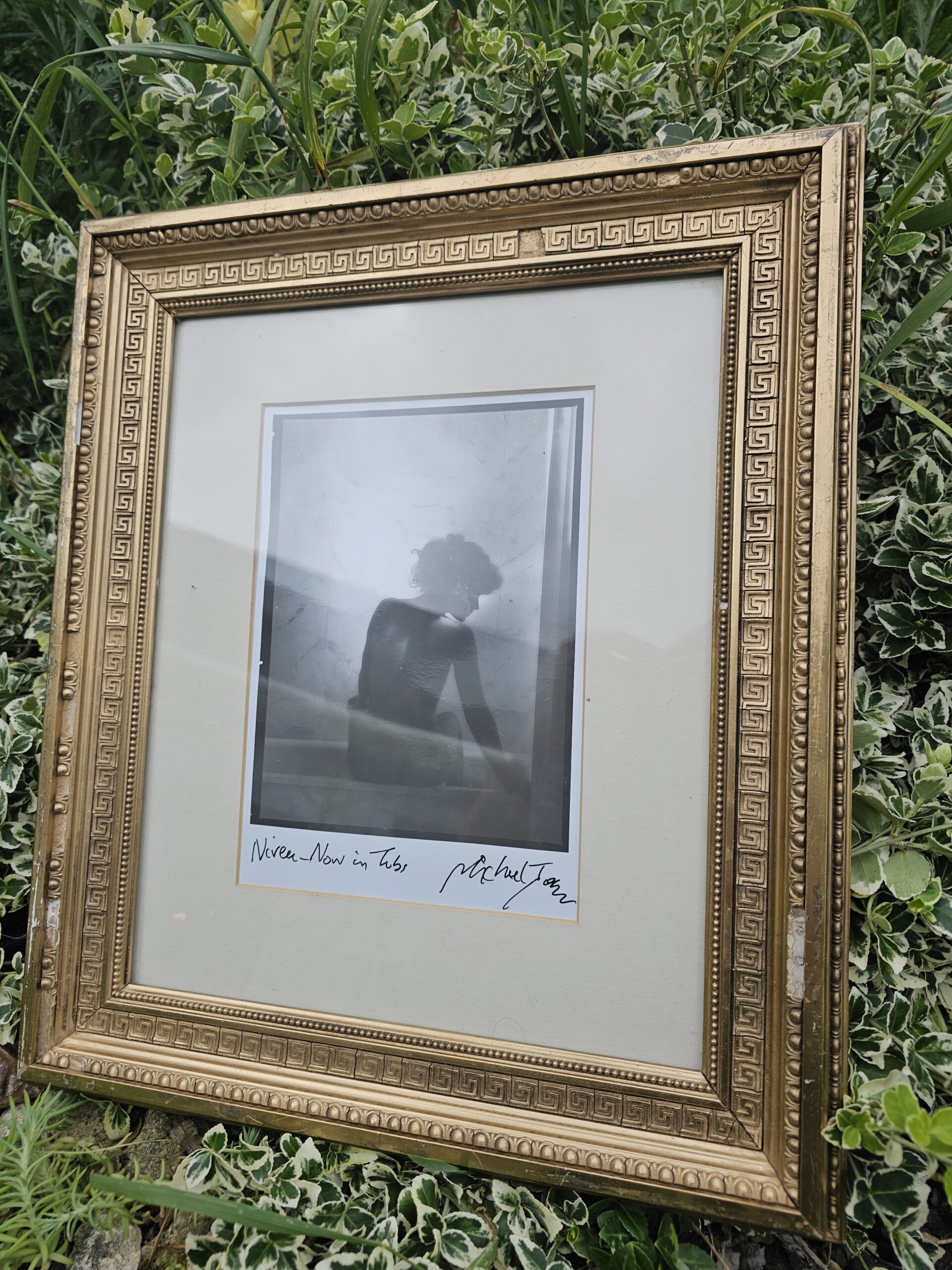 Nivea épreuve d'artiste, femme nue assise sur le bord de la baignoire par Michael Joseph