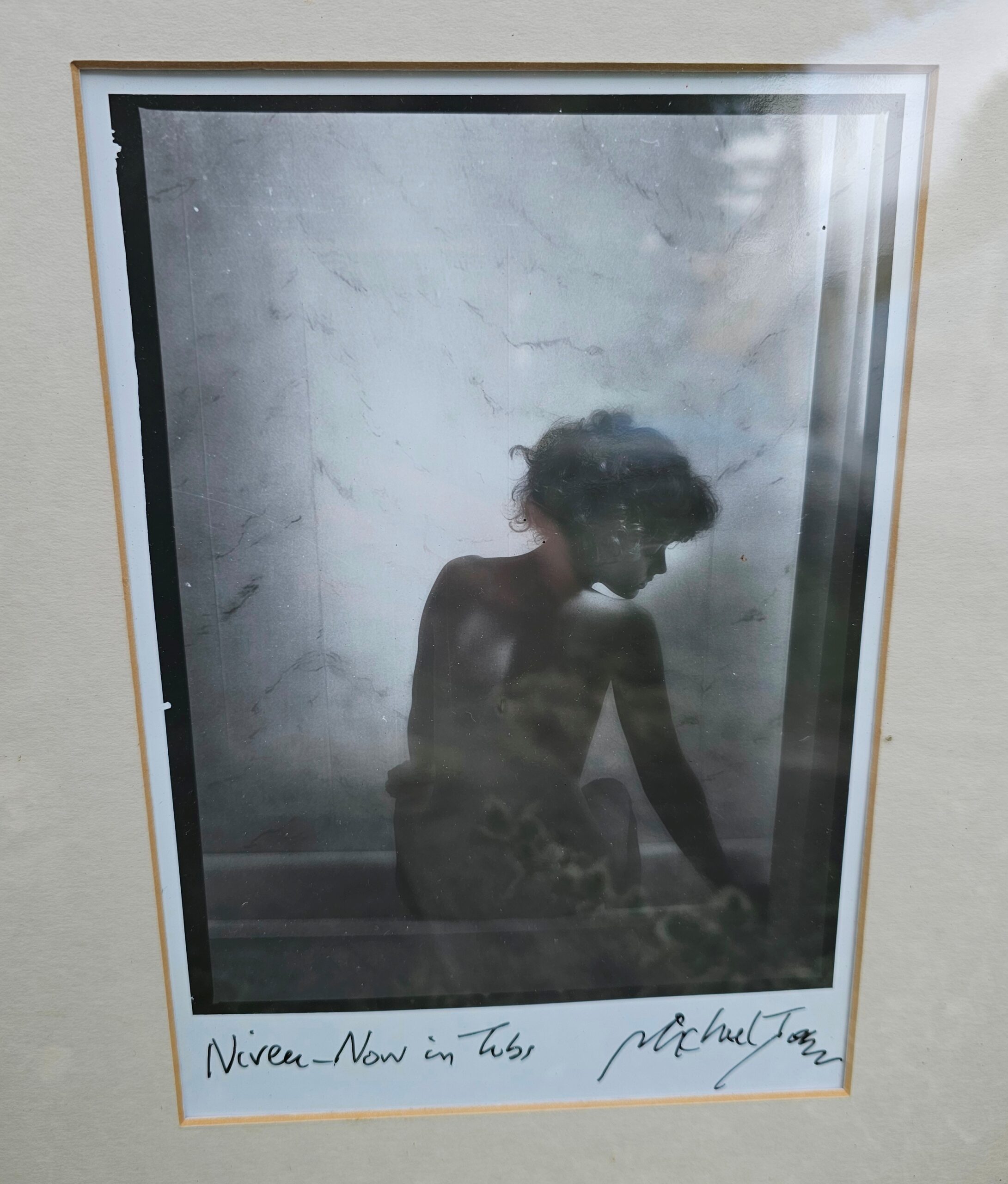 Nivea épreuve d'artiste, femme nue assise sur le bord de la baignoire par Michael Joseph