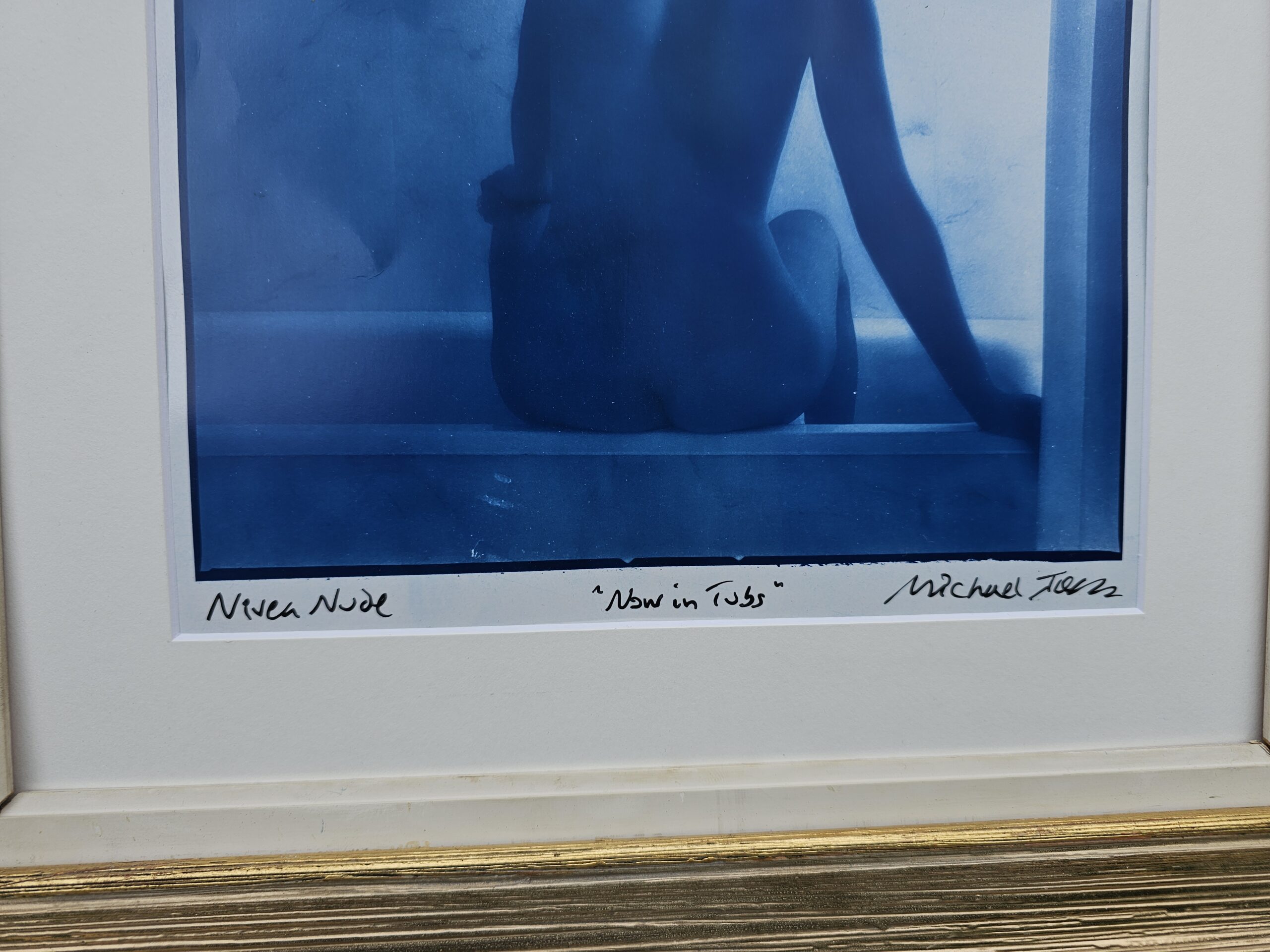 Nivea nue vue de dos, assise au bord d’une baignoire Tirage argentique Kodalith en ton bleu publicité pour la crème maintenant désormais en pot