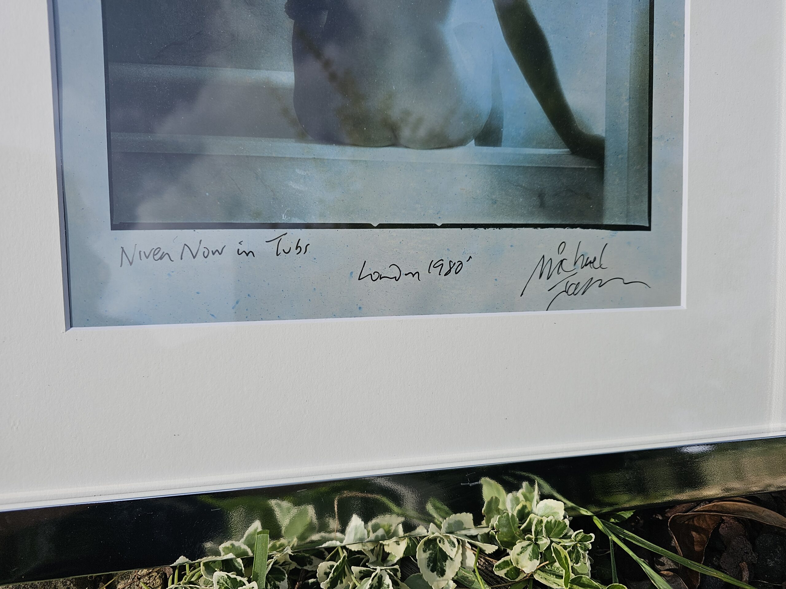 Nivea modèle nu vue de dos, assise au bord d’une baignoire, préférée à Justine, argentique unique authentique par Michael Joseph