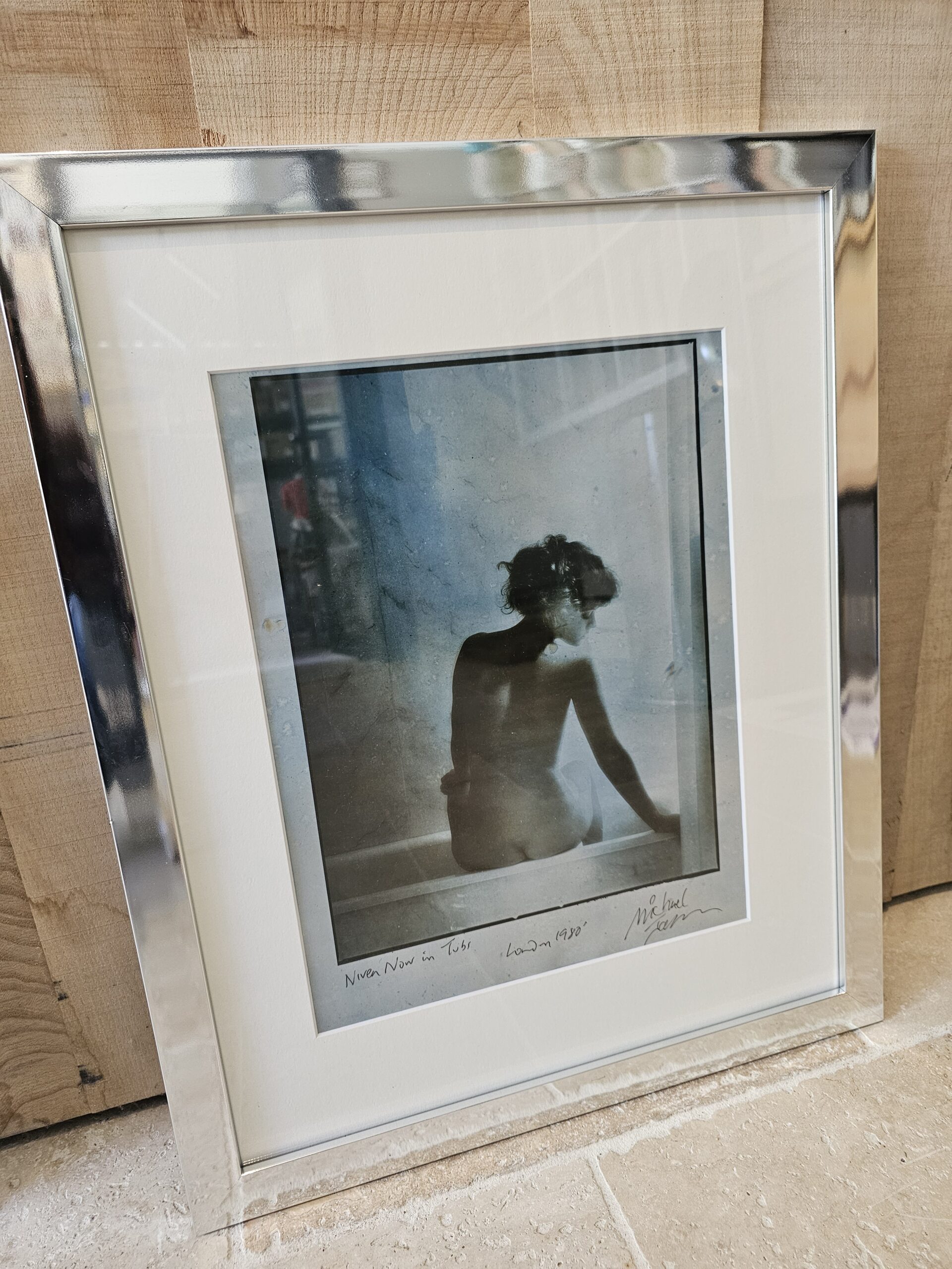 Nivea modèle nu vue de dos, assise au bord d’une baignoire, préférée à Justine, argentique unique authentique par Michael Joseph