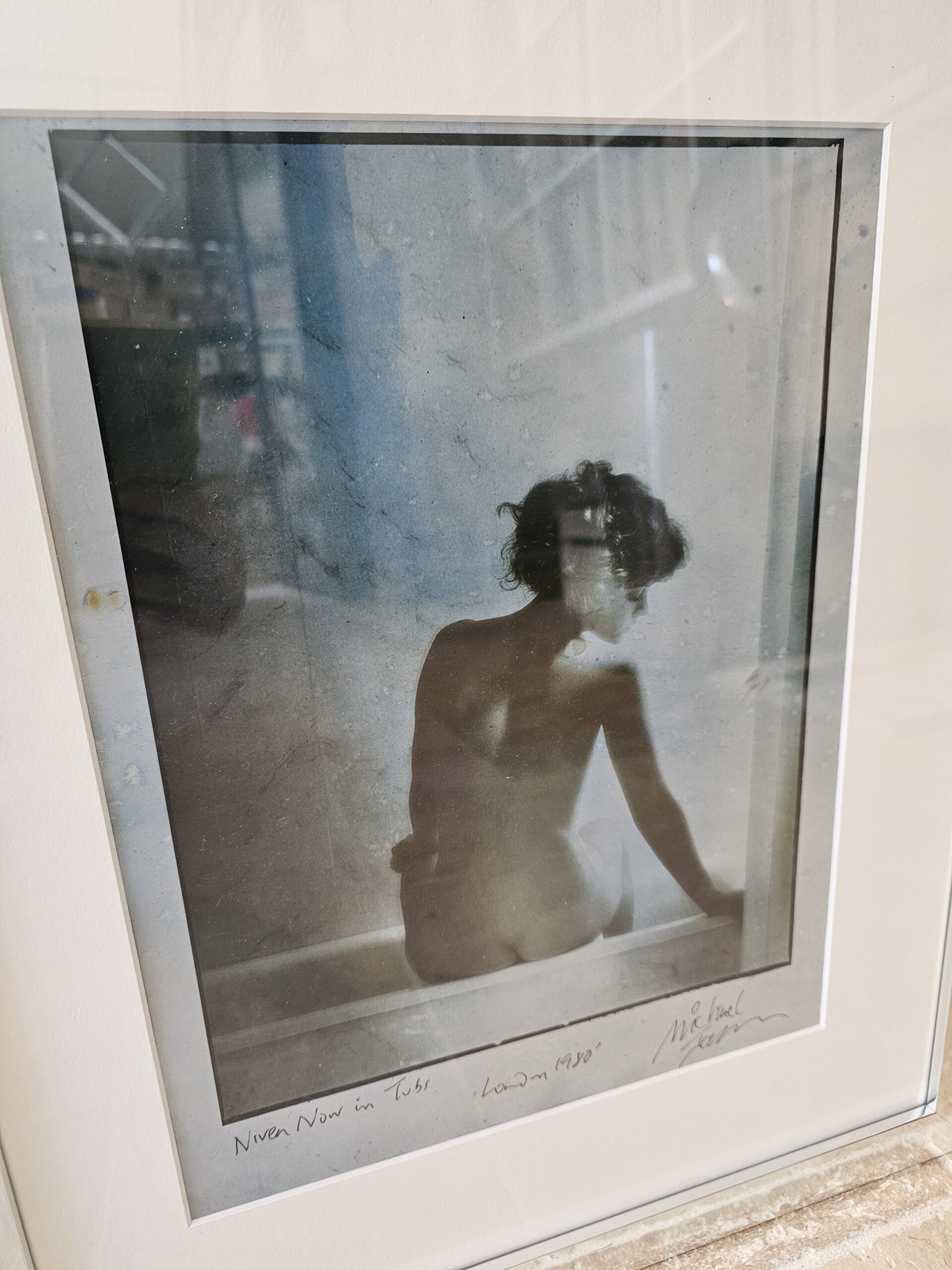 Nivea modèle nu vue de dos, assise au bord d’une baignoire, préférée à Justine, argentique unique authentique par Michael Joseph