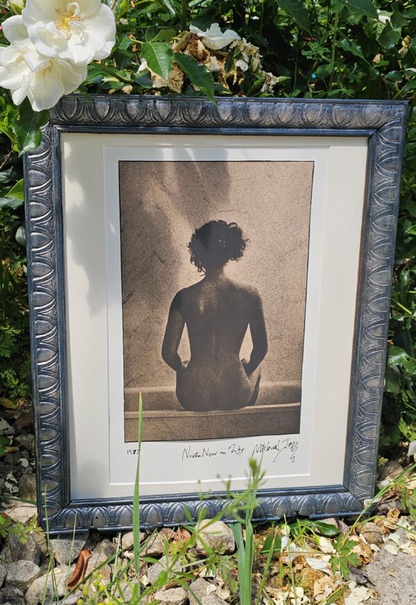 Nivea désormais en pot – Vue de dos poétique d’une femme nue Inspirée par Le Violon d’Ingres de Man Ray… ou pas, telle est la question par Michael Joseph