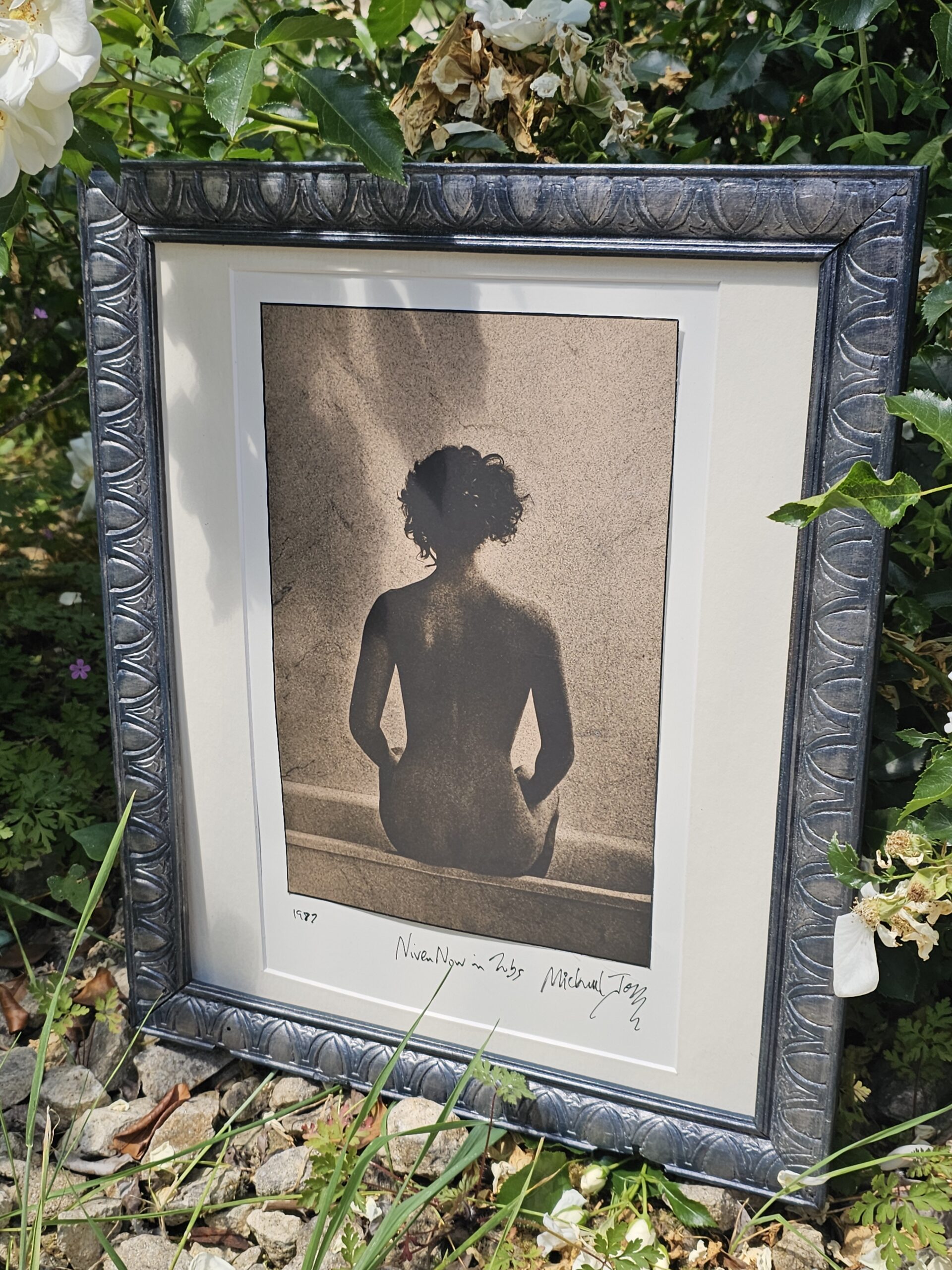 Nivea désormais en pot – Vue de dos poétique d’une femme nue Inspirée par Le Violon d’Ingres de Man Ray… ou pas, telle est la question par Michael Joseph