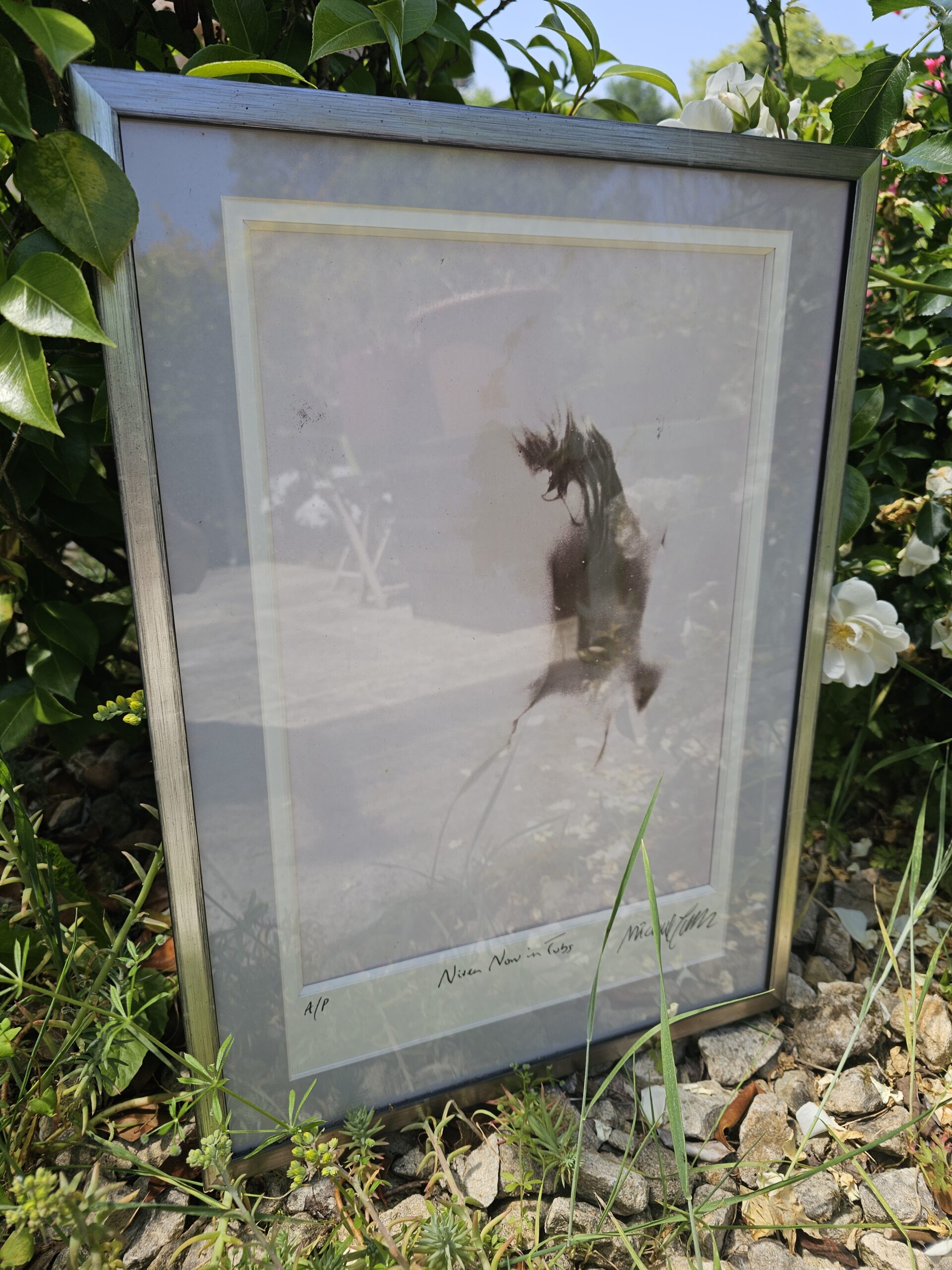 Nivea désormais en pot – Femme au bord de la baignoire Version artistique décolorée rose pâle par Michael Joseph