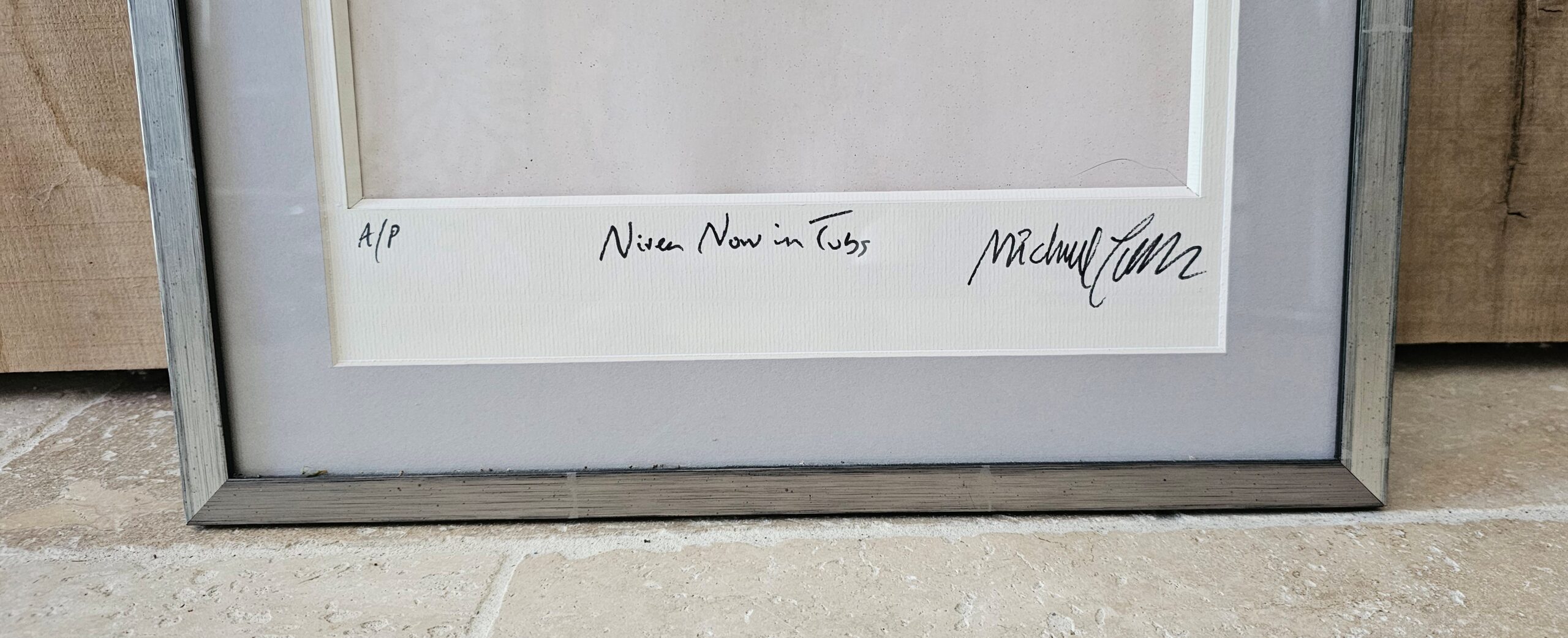 Nivea désormais en pot – Femme au bord de la baignoire Version artistique décolorée rose pâle par Michael Joseph