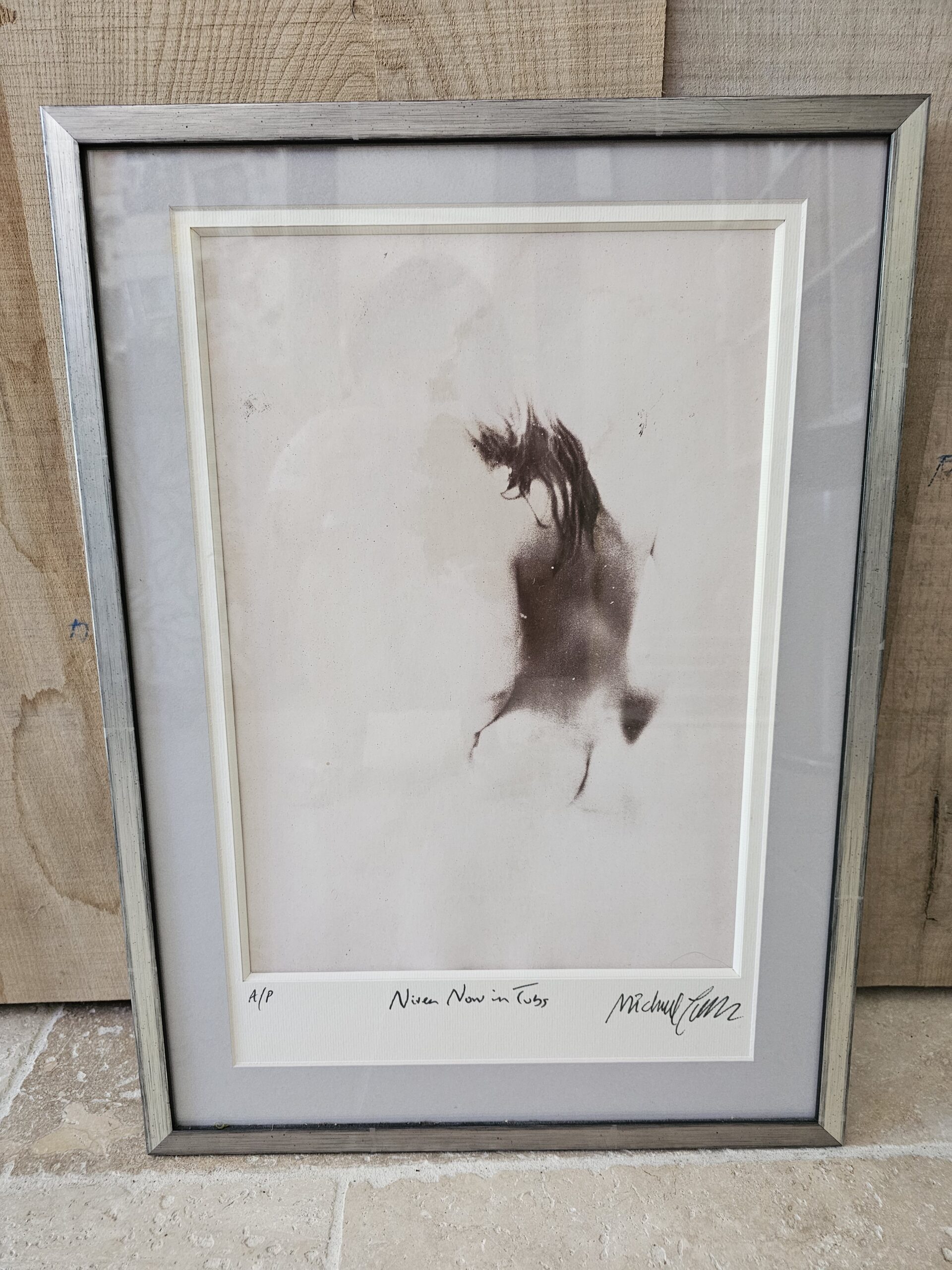 Nivea désormais en pot – Femme au bord de la baignoire Version artistique décolorée rose pâle par Michael Joseph