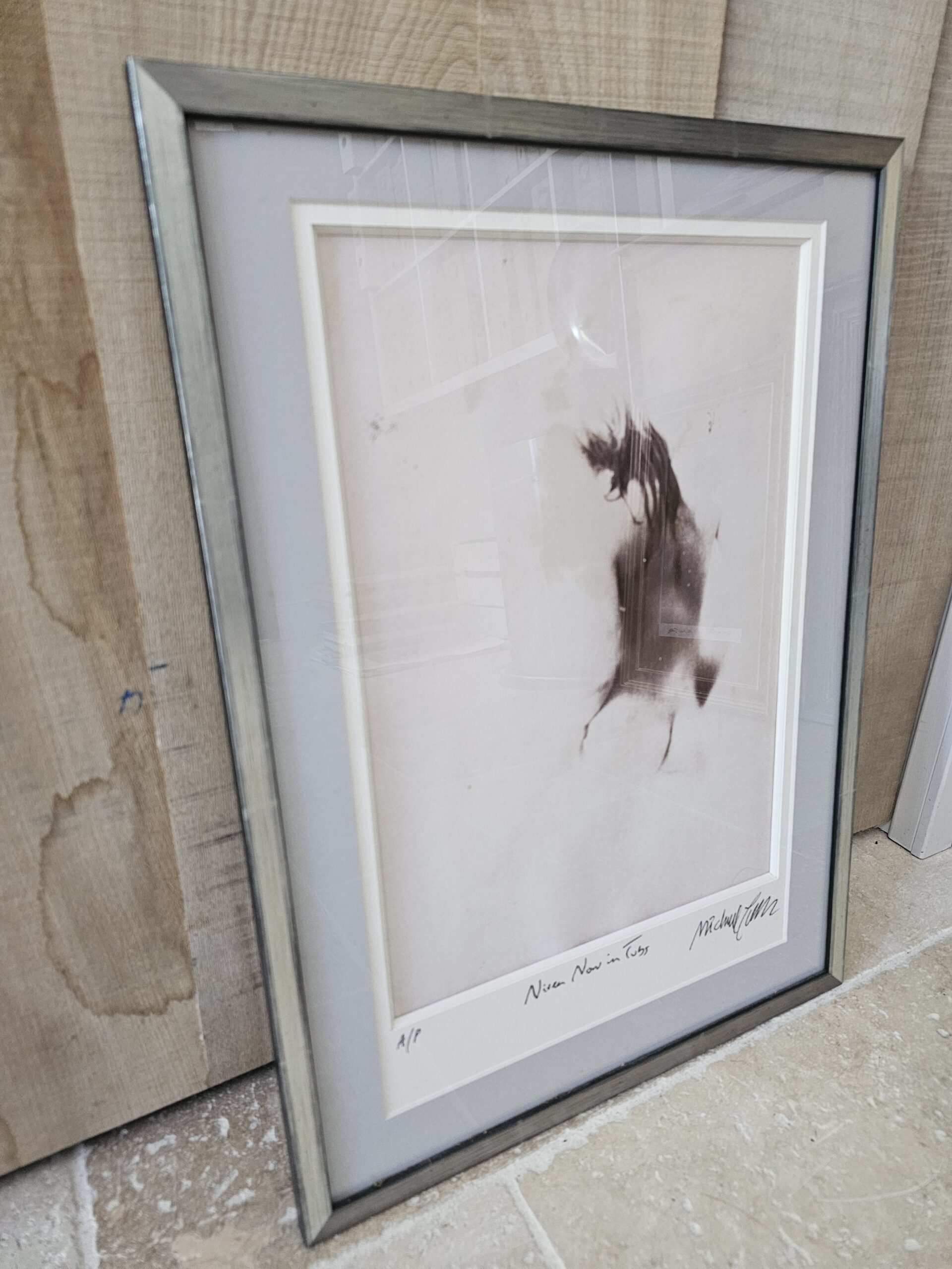 Nivea désormais en pot – Femme au bord de la baignoire Version artistique décolorée rose pâle par Michael Joseph