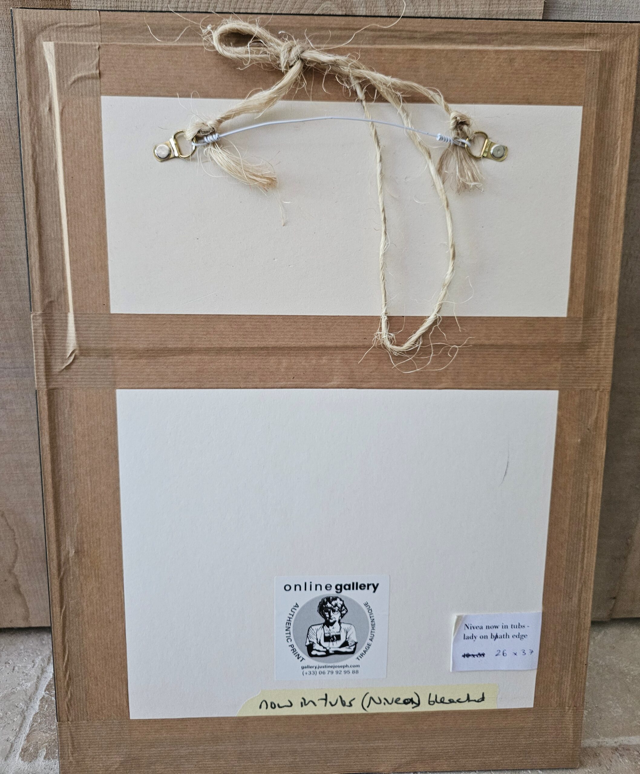 Nivea désormais en pot – Femme au bord de la baignoire Version artistique décolorée rose pâle par Michael Joseph