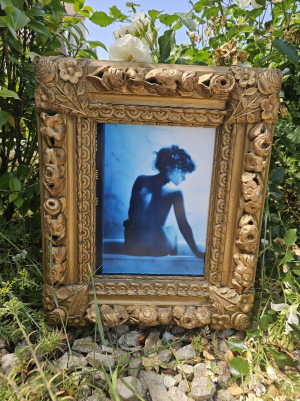 Nivea, campagne publicitaire maintenant dans des pots, bras tendu vers la droite, tirage argentique vintage poétique en ton bleu