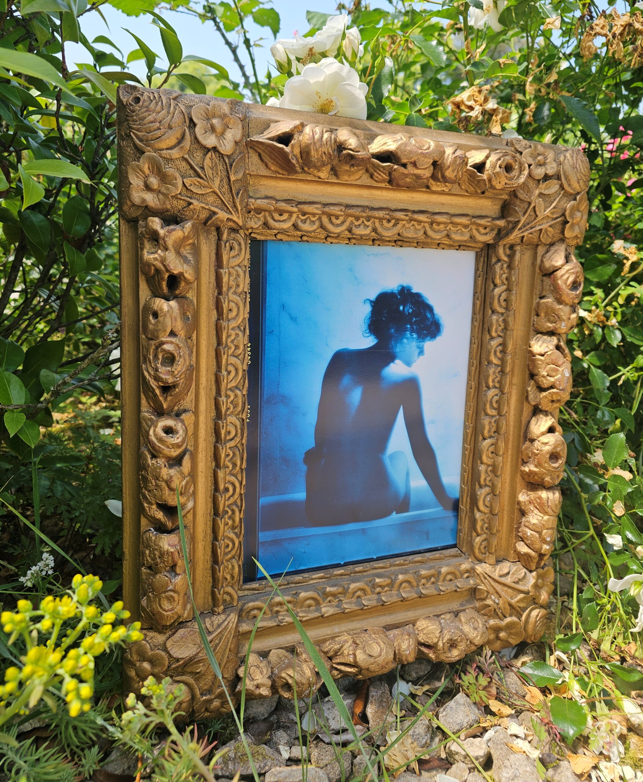 Nivea, campagne publicitaire maintenant dans des pots, bras tendu vers la droite, tirage argentique vintage poétique en ton bleu