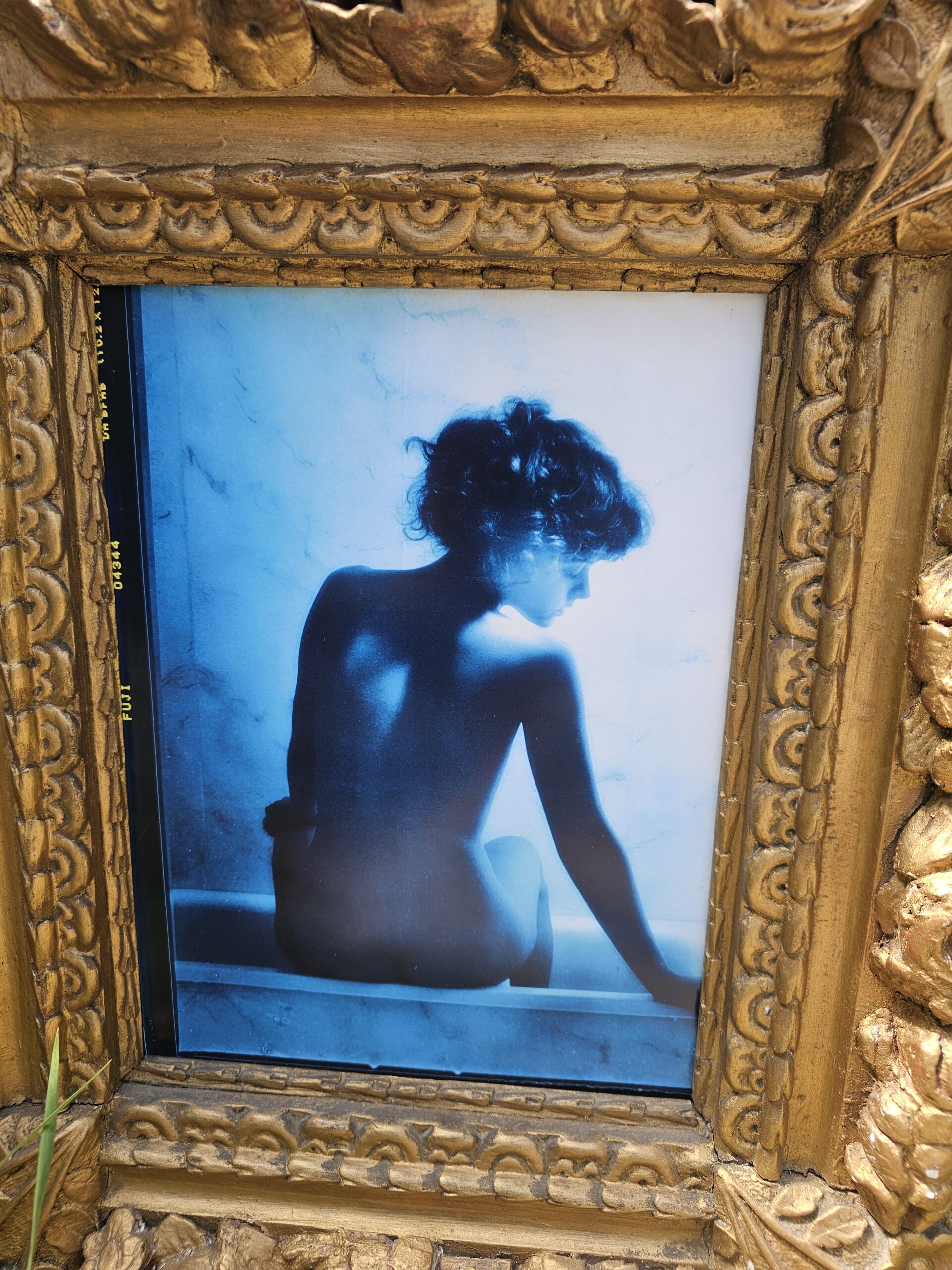 Nivea, campagne publicitaire maintenant dans des pots, bras tendu vers la droite, tirage argentique vintage poétique en ton bleu