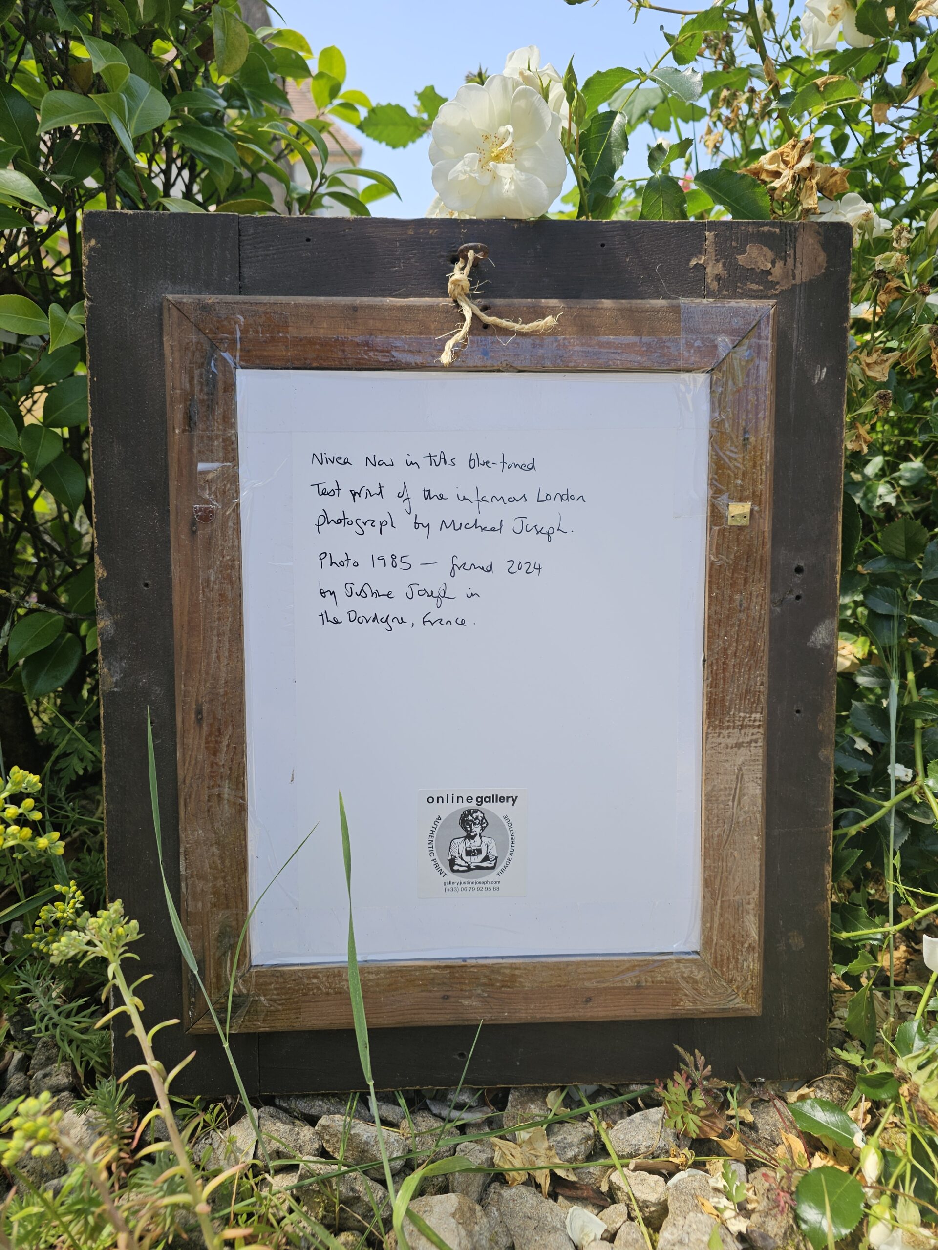 Nivea, campagne publicitaire maintenant dans des pots, bras tendu vers la droite, tirage argentique vintage poétique en ton bleu