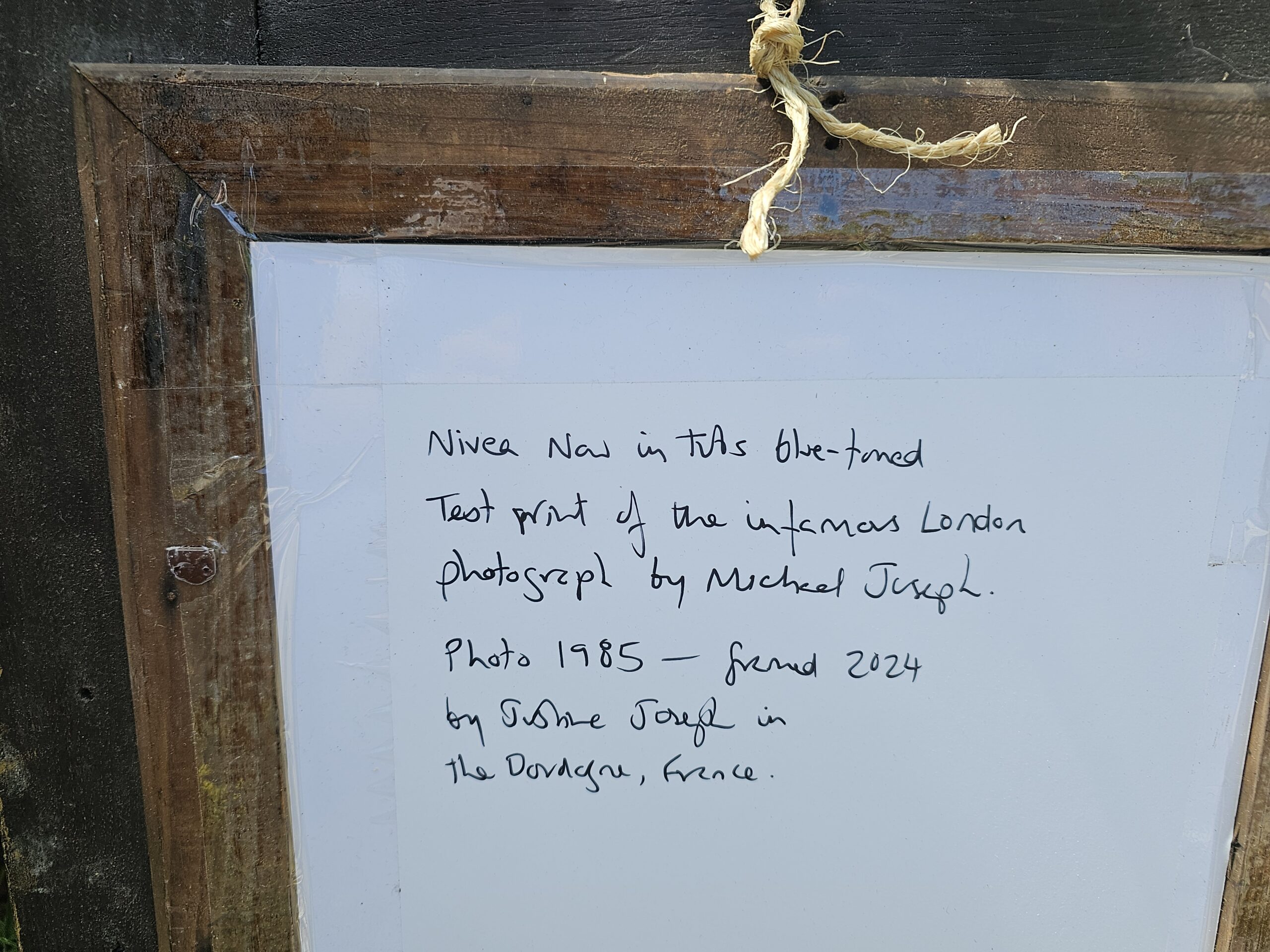 Nivea, campagne publicitaire maintenant dans des pots, bras tendu vers la droite, tirage argentique vintage poétique en ton bleu