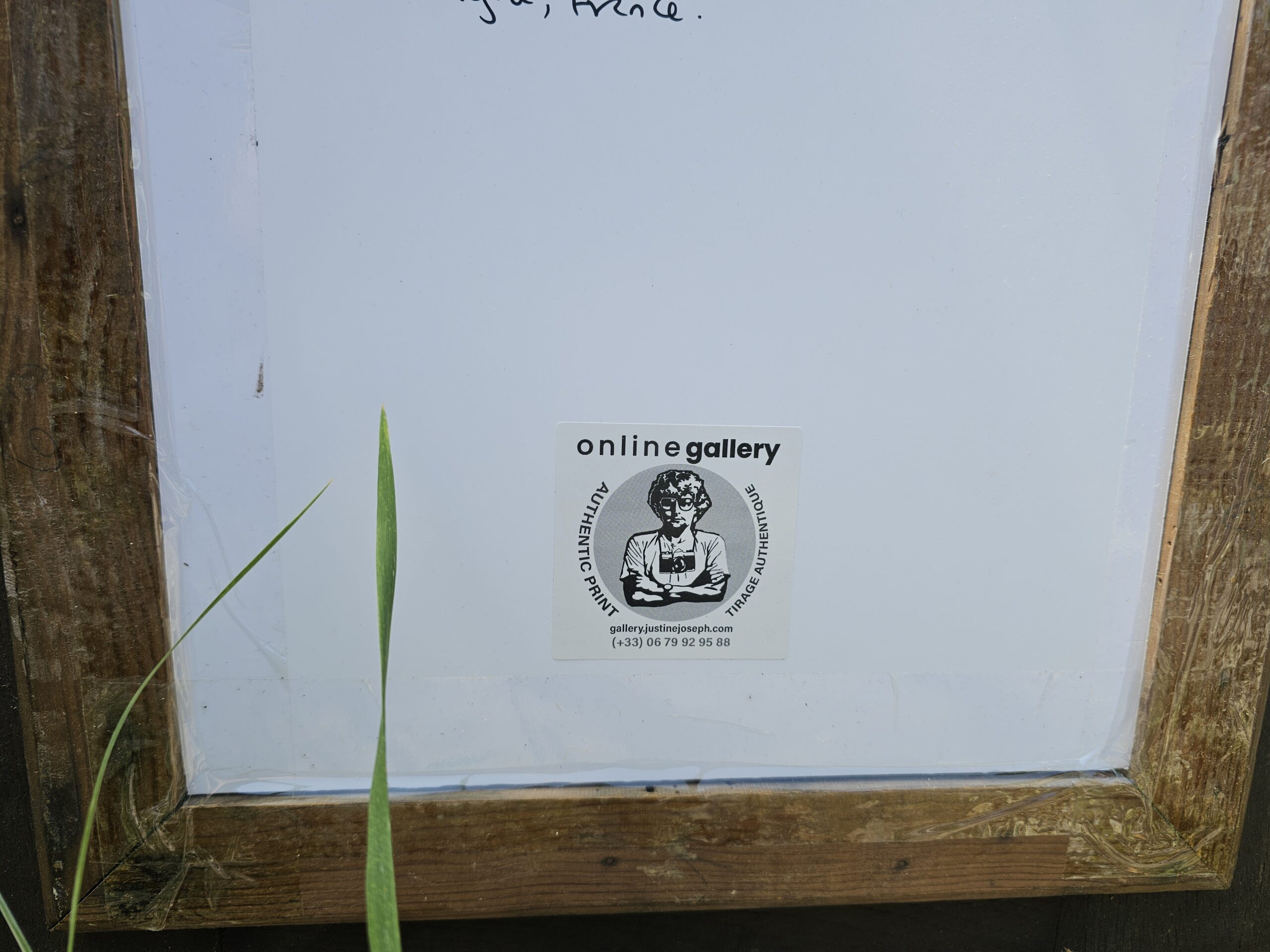 Nivea, campagne publicitaire maintenant dans des pots, bras tendu vers la droite, tirage argentique vintage poétique en ton bleu