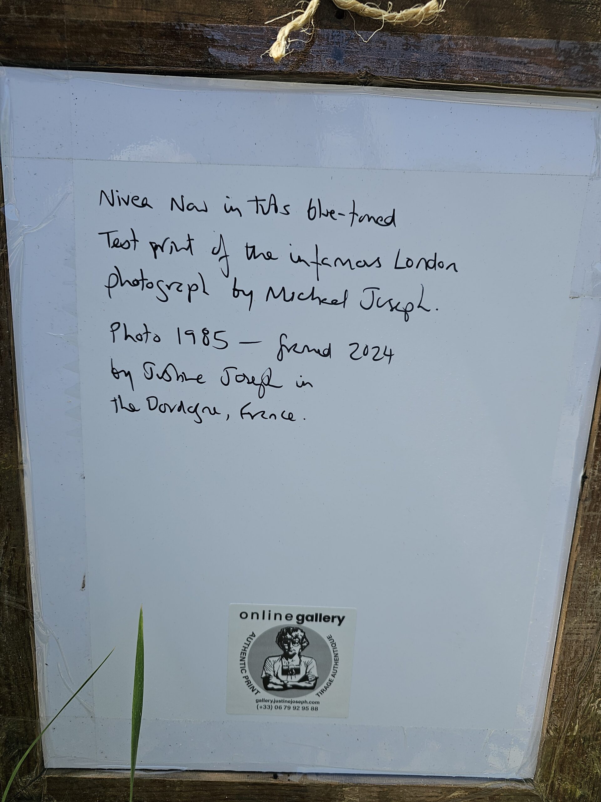 Nivea, campagne publicitaire maintenant dans des pots, bras tendu vers la droite, tirage argentique vintage poétique en ton bleu