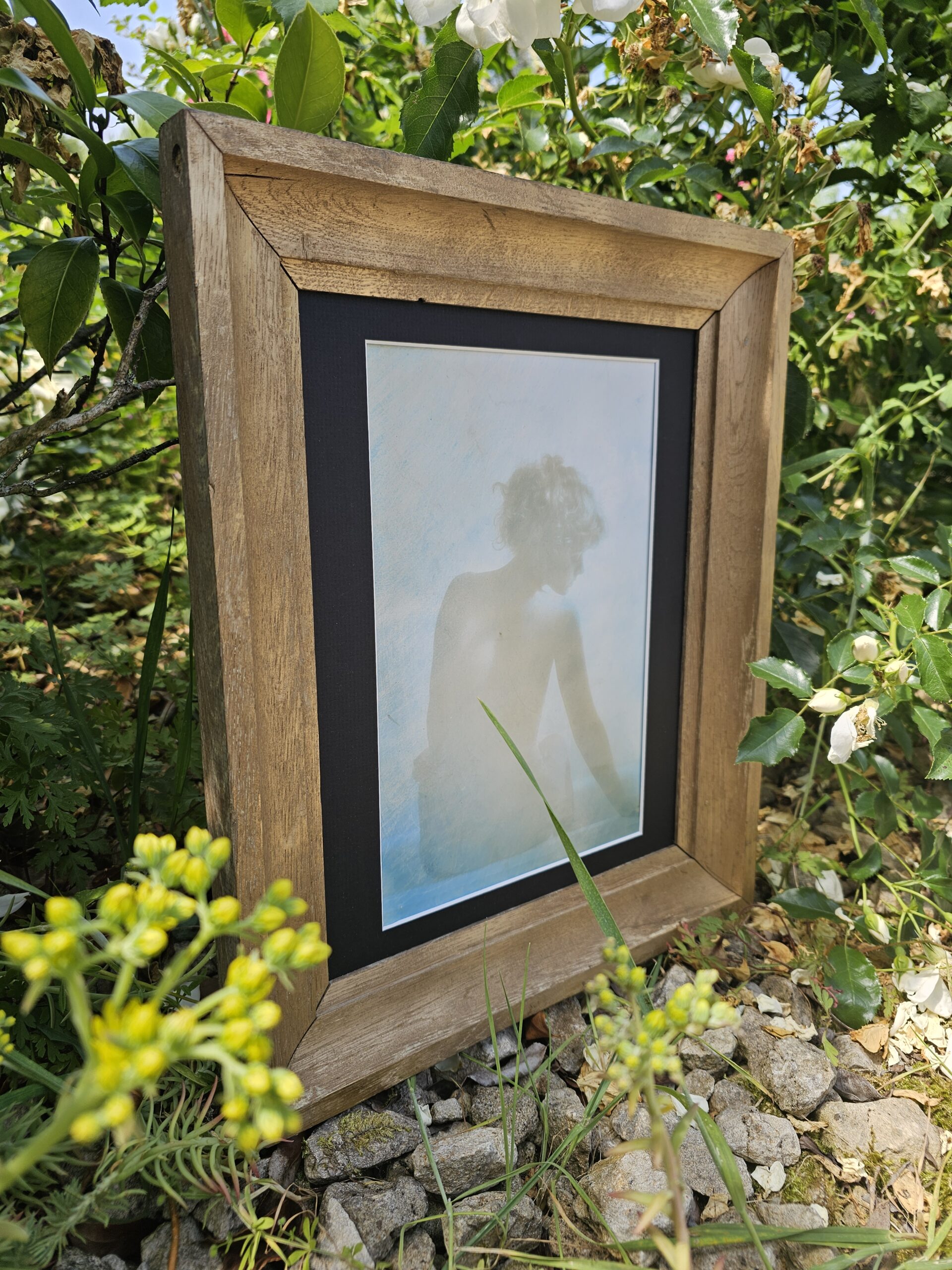 Nivea, campagne publicitaire maintenant dans des pots, bras tendu vers la droite, tirage argentique vintage poétique en ton bleu pâle