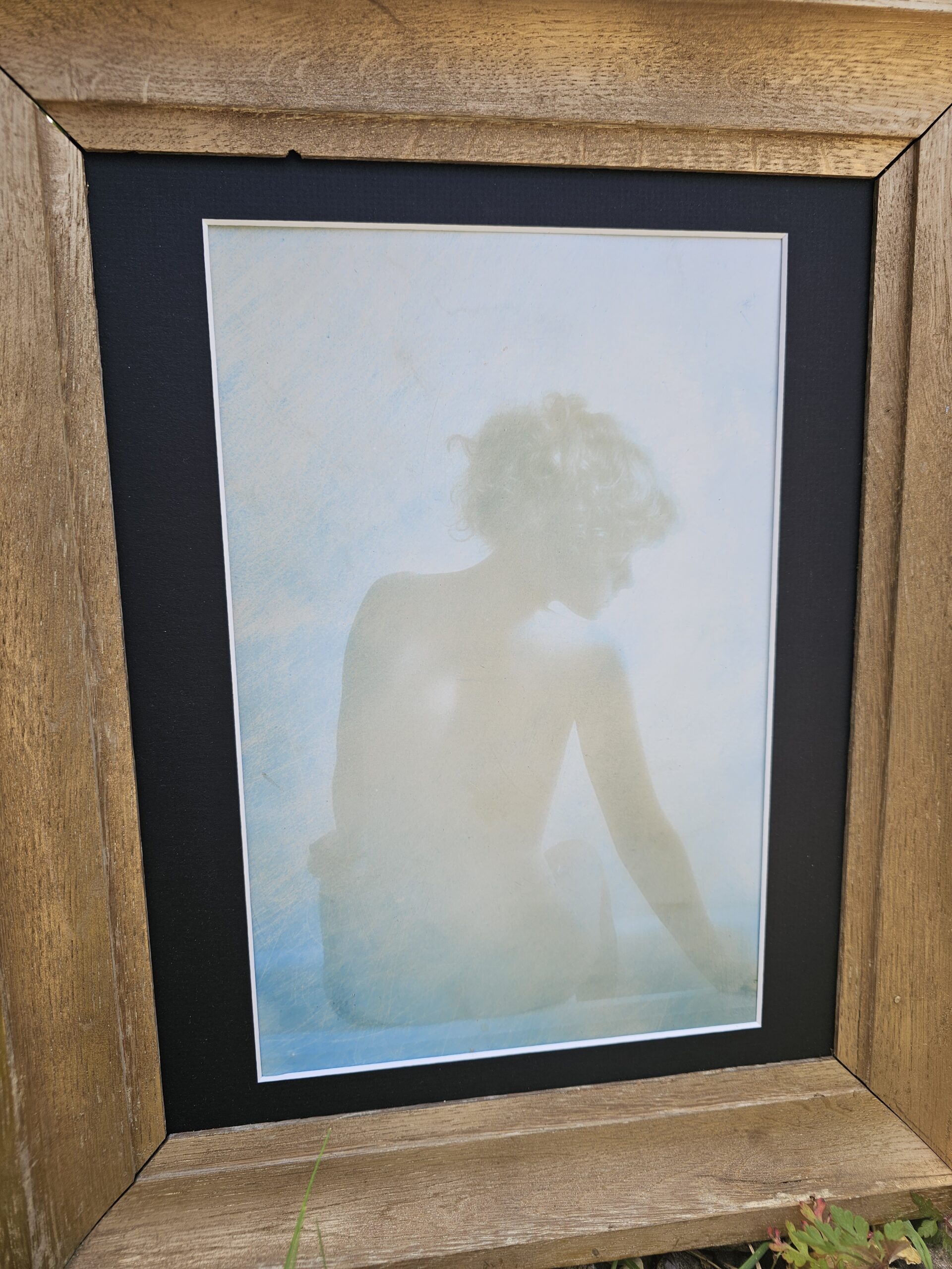 Nivea, campagne publicitaire maintenant dans des pots, bras tendu vers la droite, tirage argentique vintage poétique en ton bleu pâle