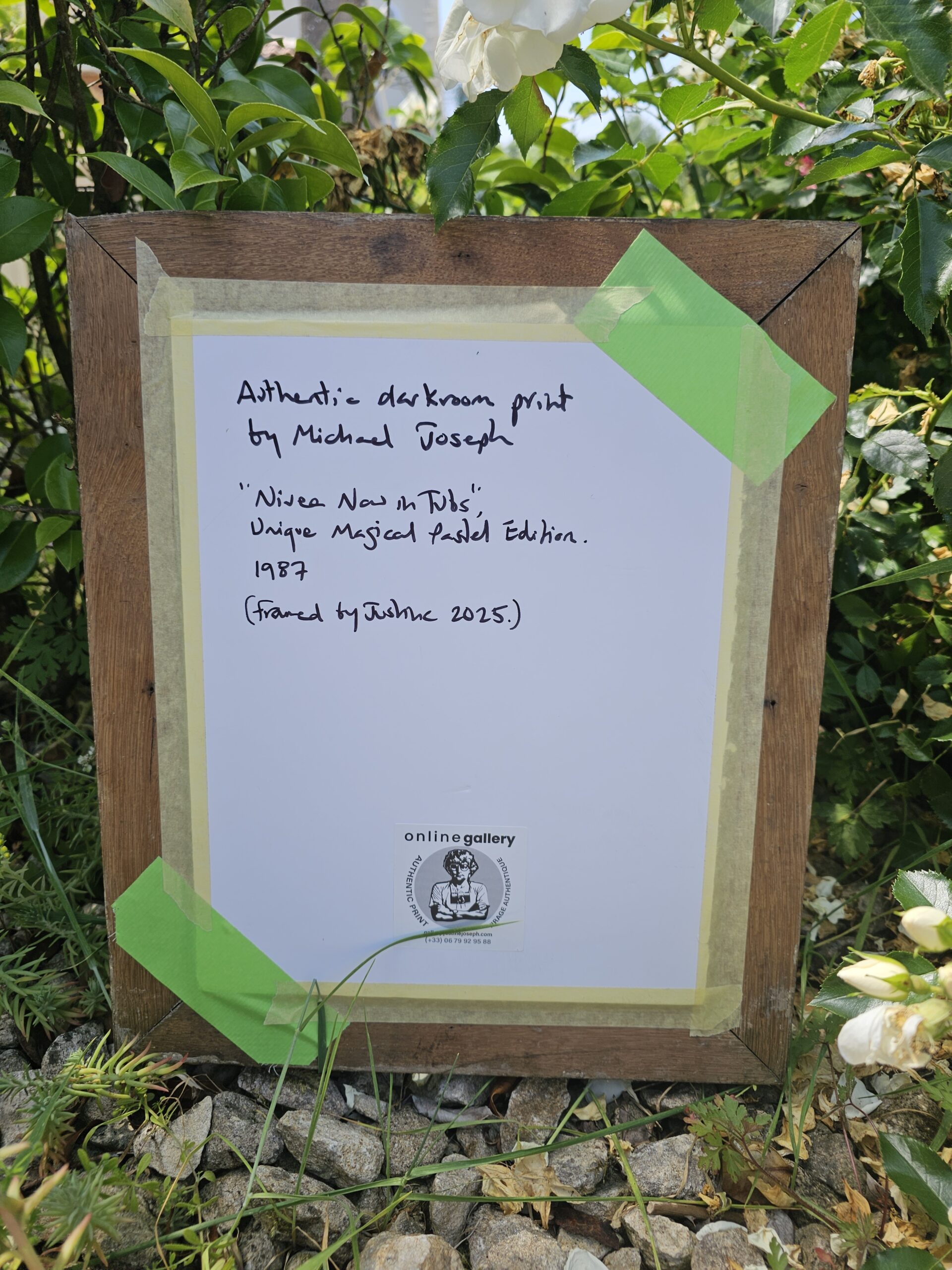 Nivea, campagne publicitaire maintenant dans des pots, bras tendu vers la droite, tirage argentique vintage poétique en ton bleu pâle