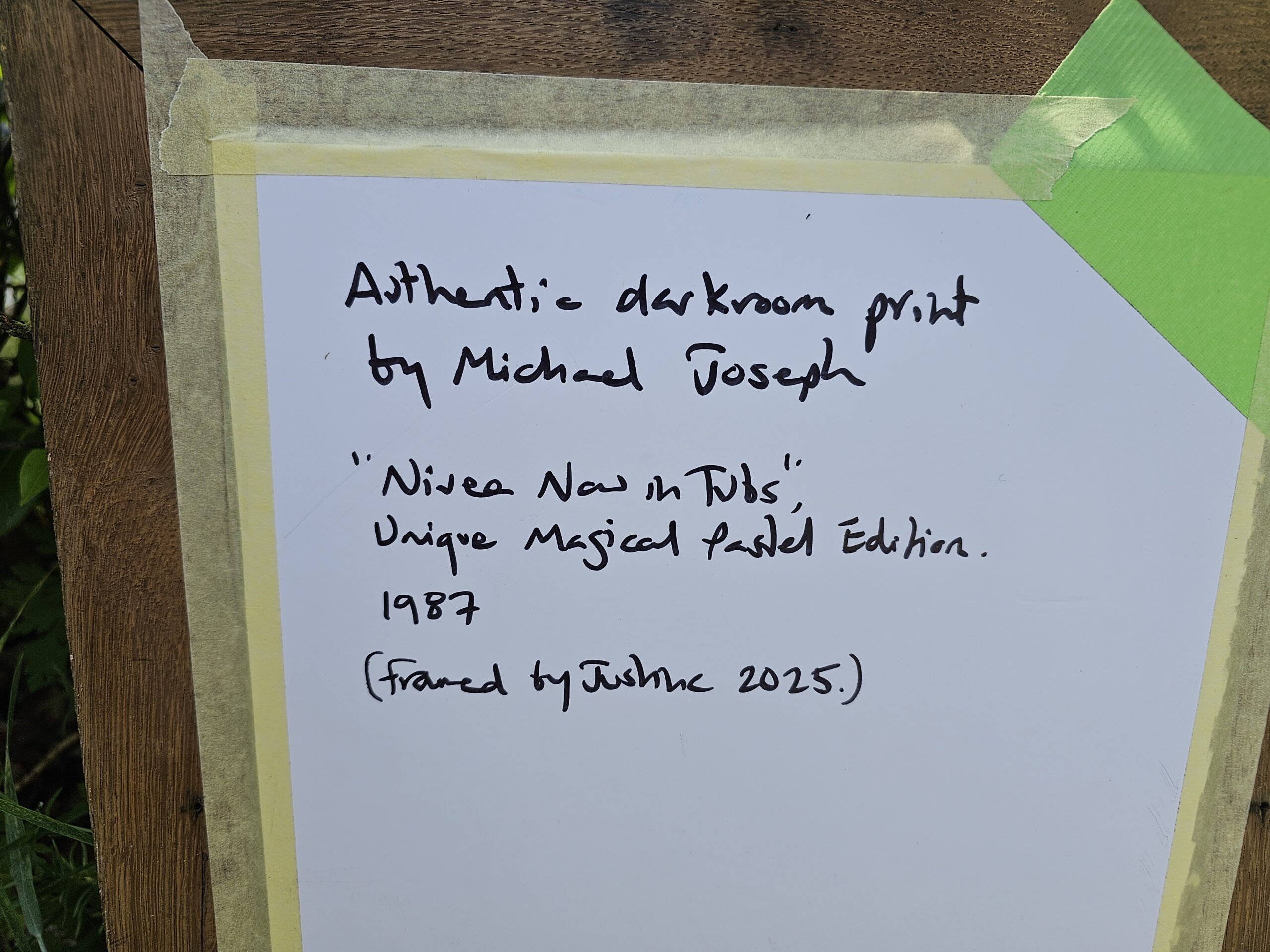 Nivea, campagne publicitaire maintenant dans des pots, bras tendu vers la droite, tirage argentique vintage poétique en ton bleu pâle