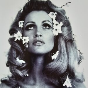 Flowers in hair, Londres années 60, portrait femme visage sublime et aux fleurs dans les cheveux par Michael Joseph