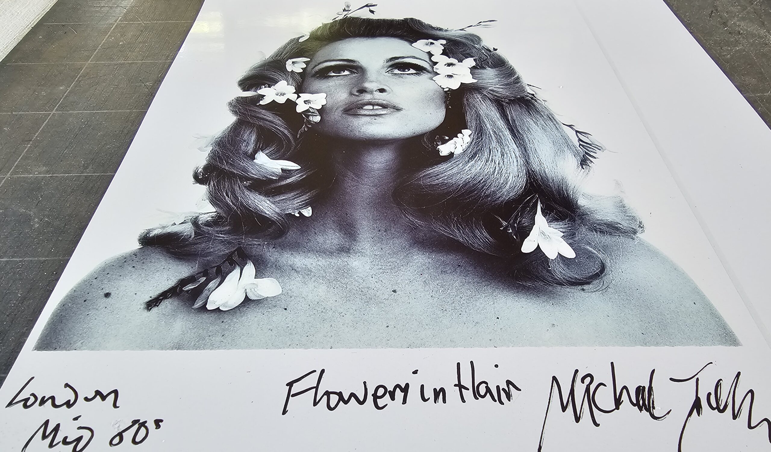 Flowers in hair, Londres années 60, portrait femme visage sublime et aux fleurs dans les cheveux par Michael Joseph