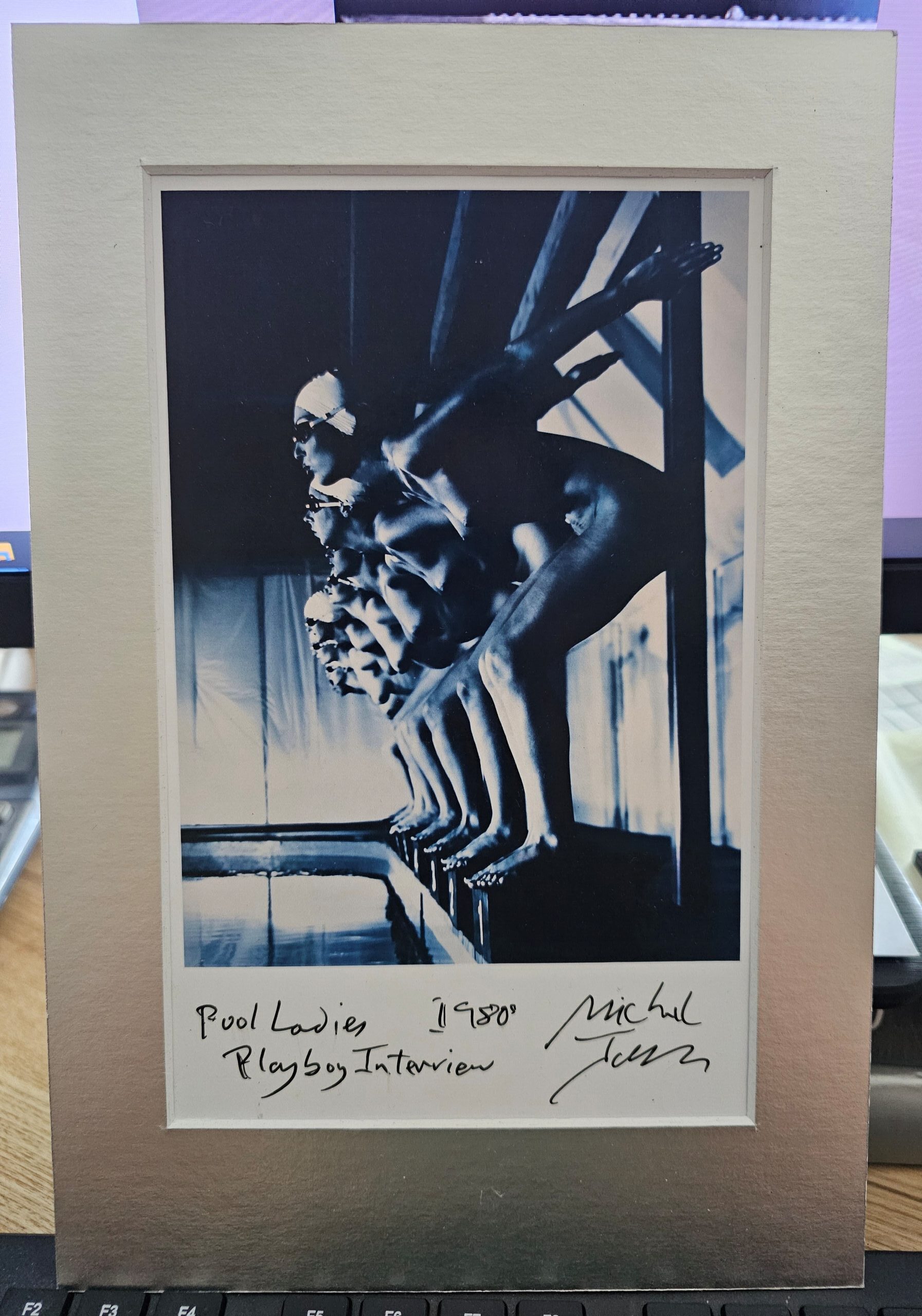 Ready to dive, blue-toned darkroom print by Michael Joseph, “Pool Ladies” (1988) un bijou : Érotisme suspendu, tirage signé & livraison offerte