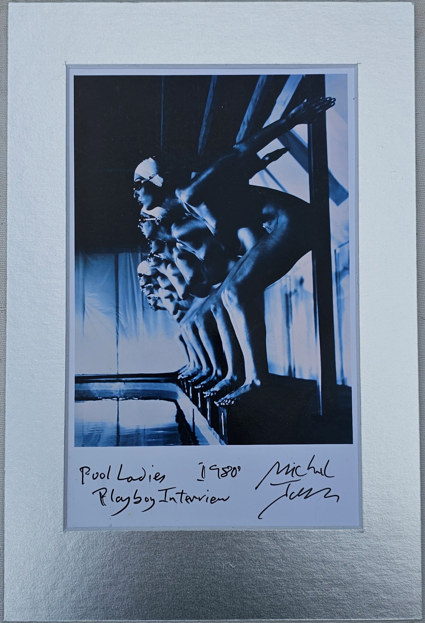 Ready to dive, blue-toned darkroom print by Michael Joseph, “Pool Ladies” (1988) un bijou : Érotisme suspendu, tirage signé & livraison offerte