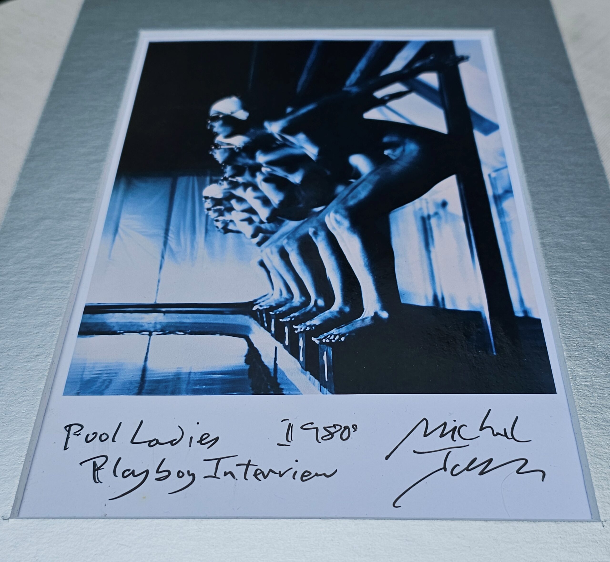 Ready to dive, blue-toned darkroom print by Michael Joseph, “Pool Ladies” (1988) un bijou : Érotisme suspendu, tirage signé & livraison offerte