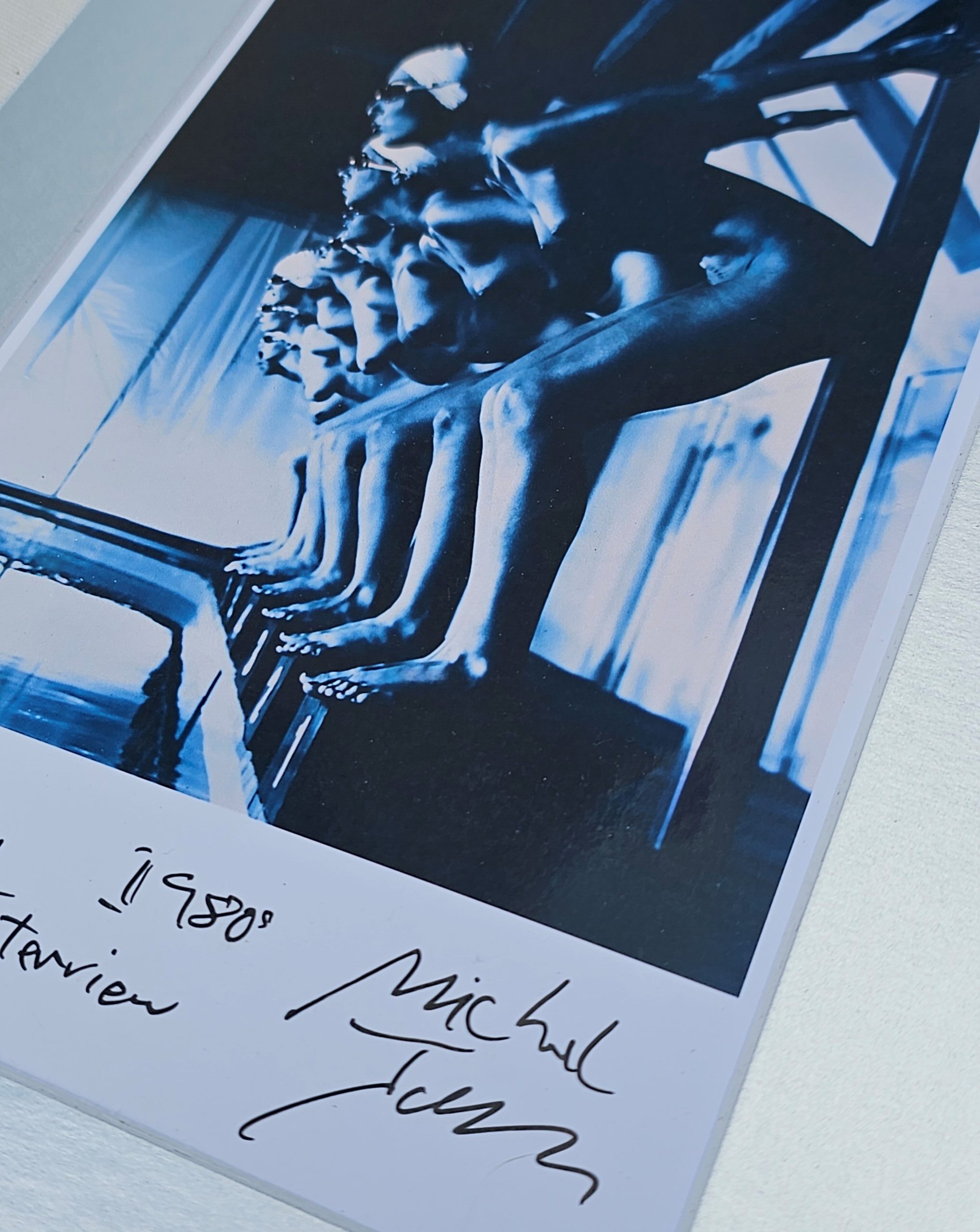 Ready to dive, blue-toned darkroom print by Michael Joseph, “Pool Ladies” (1988) un bijou : Érotisme suspendu, tirage signé & livraison offerte