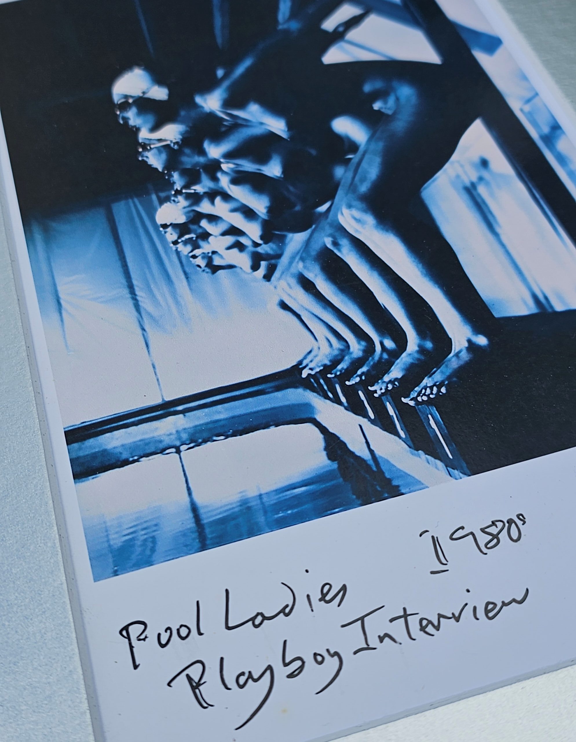 Ready to dive, blue-toned darkroom print by Michael Joseph, “Pool Ladies” (1988) un bijou : Érotisme suspendu, tirage signé & livraison offerte